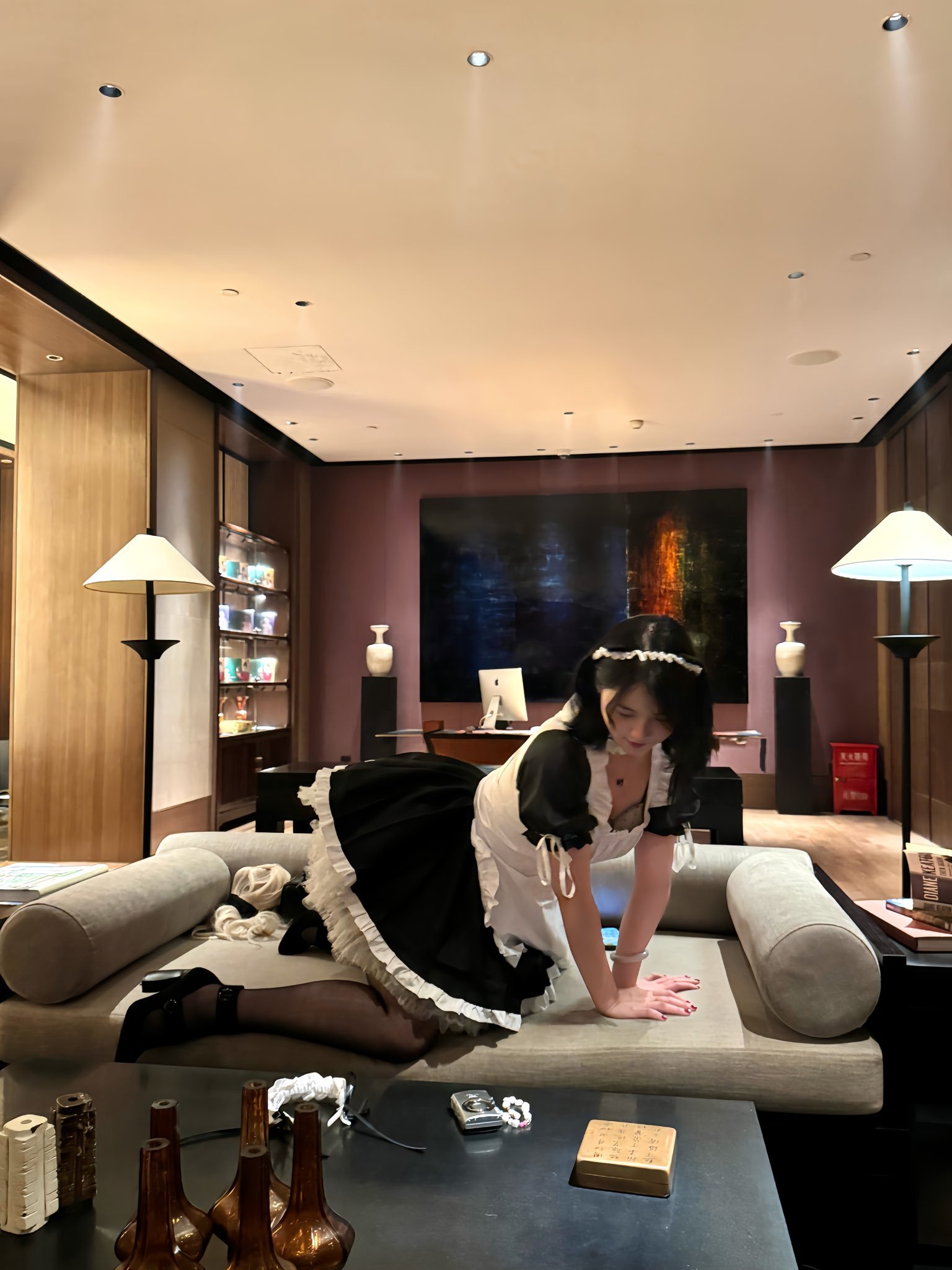 穿着女仆的服装的女人为一张照片。