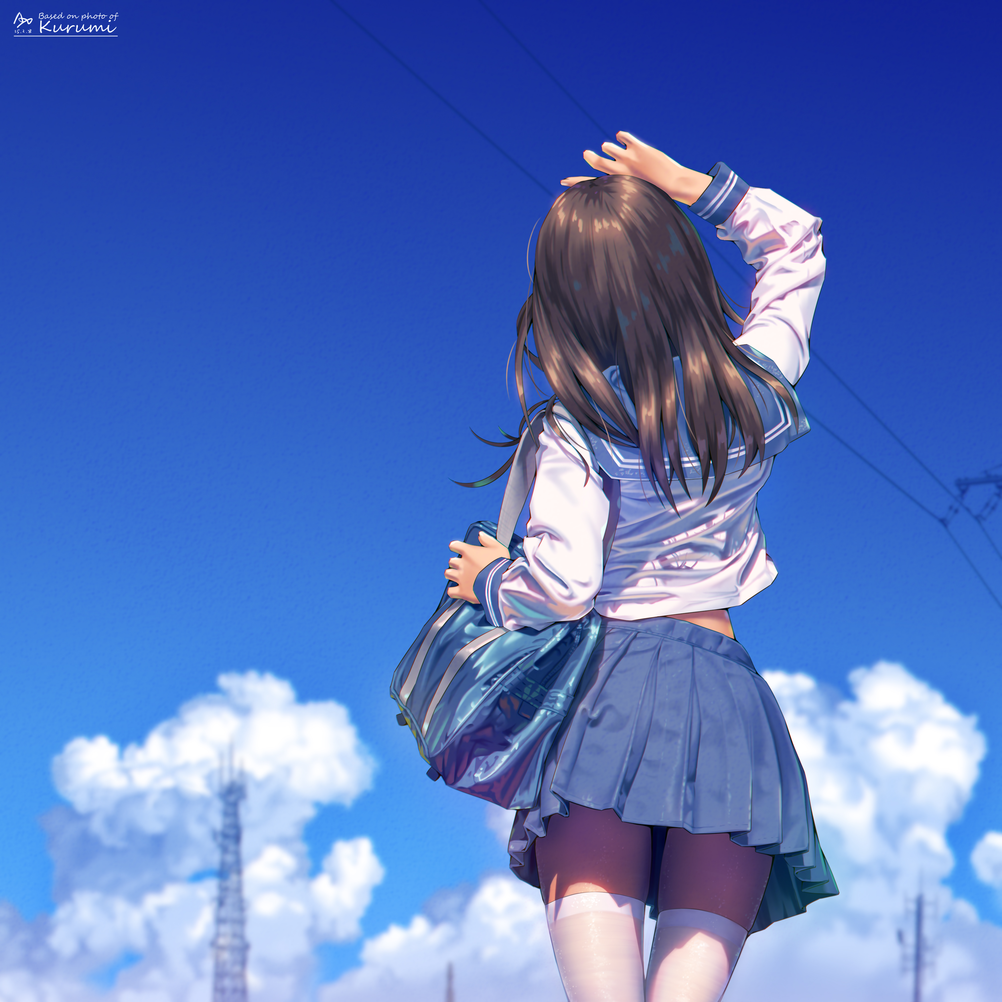 带着蓝袋子和蓝裙子的女孩站在蓝天前面。