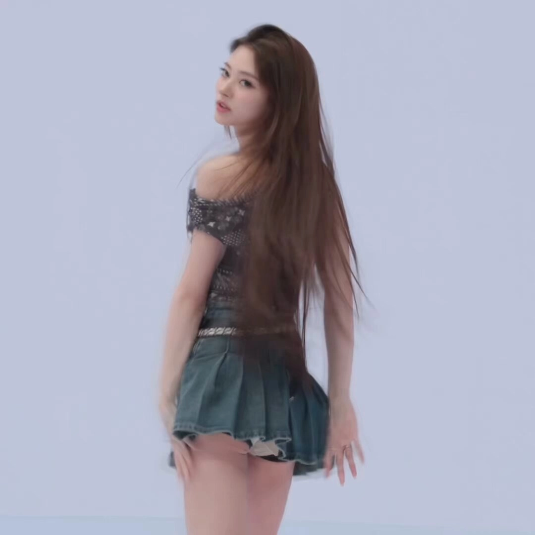 穿着黑色顶部和蓝色裙子的女人。