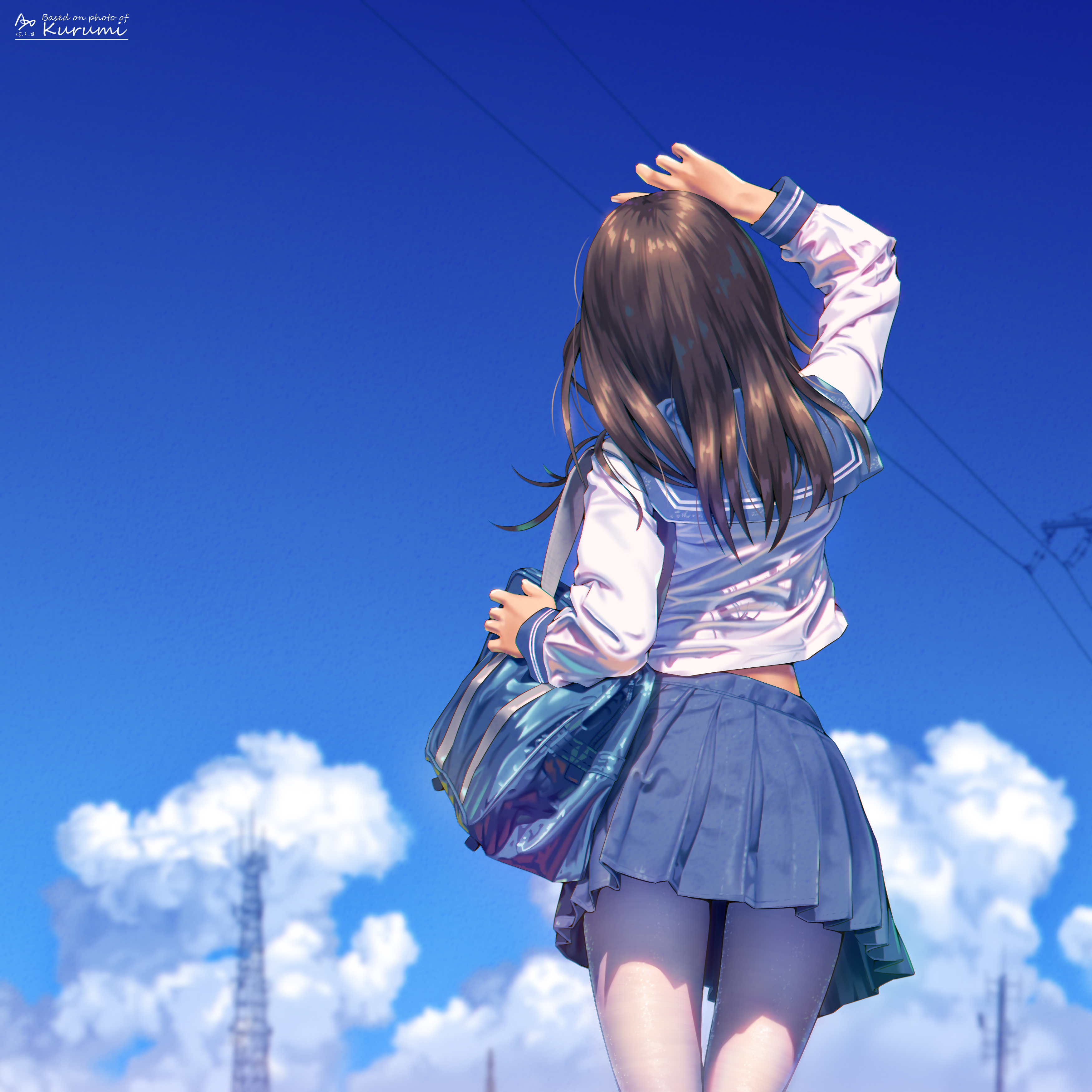 带着蓝袋子和蓝裙子的女孩站在蓝天前面。