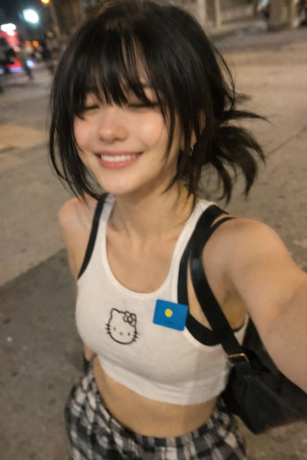 戴着Hello Kitty衬衫和黑色钱包的女人拍了一张自拍。