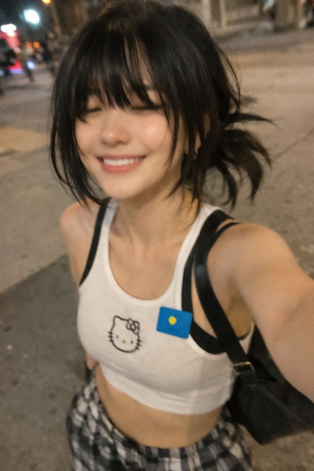 戴着Hello Kitty衬衫和黑色钱包的女人拍了一张自拍。