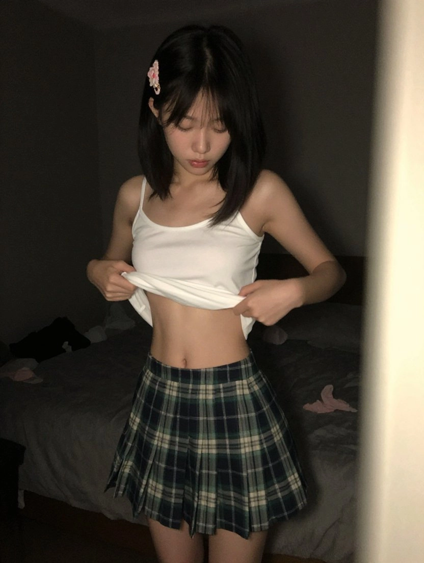 穿着一件白色衬衫和一件白色的裙子的女人。