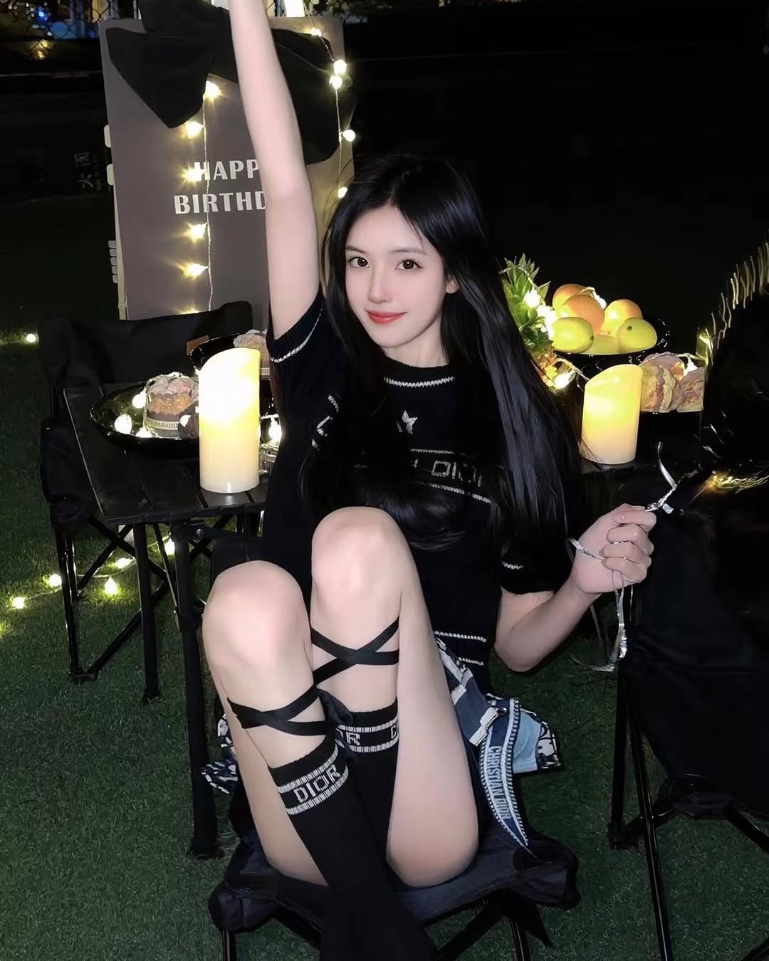 穿着黑色衬衫的女人坐在椅子上。