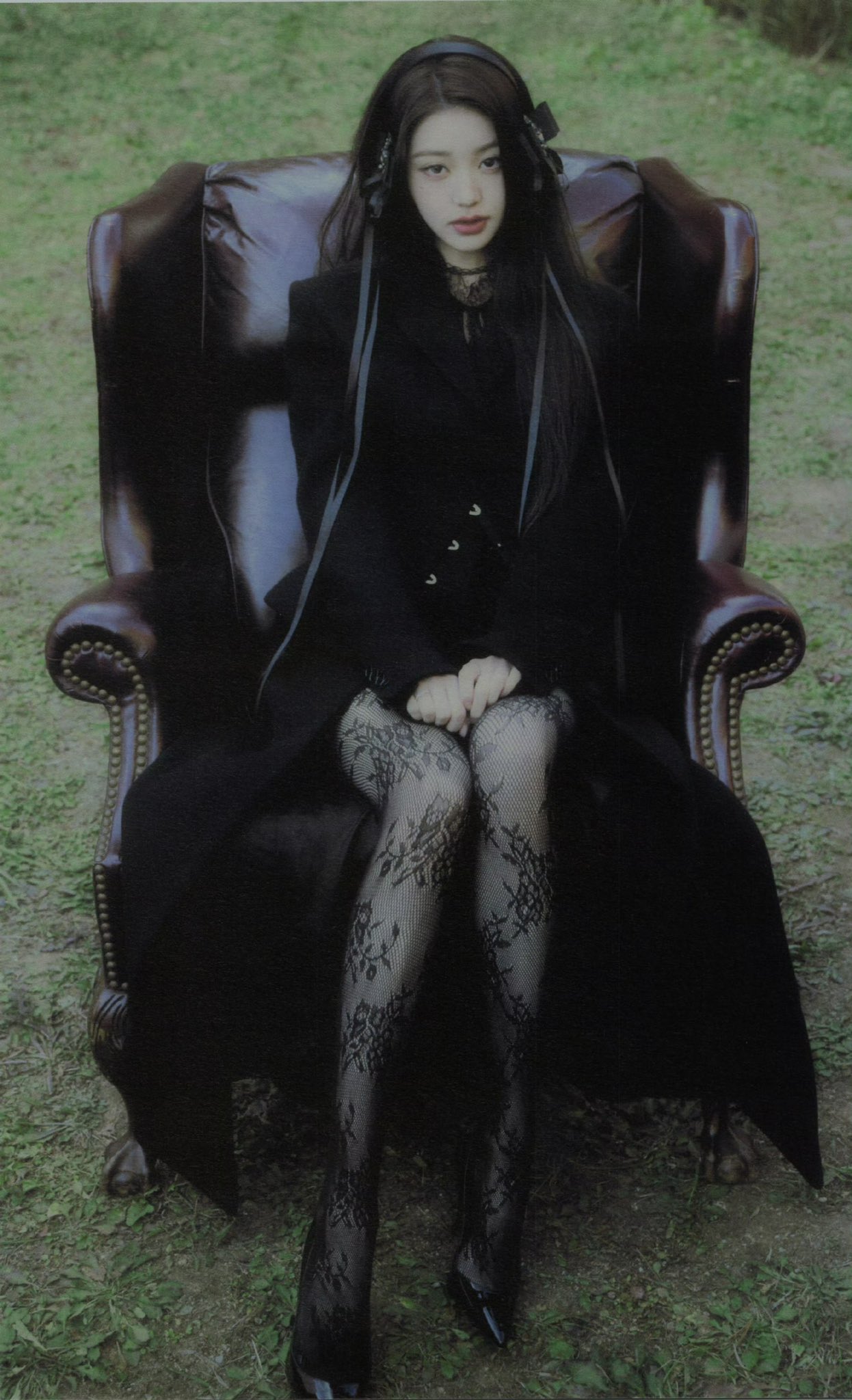 穿着黑色裙子和黑裤子的女人坐在椅子上。