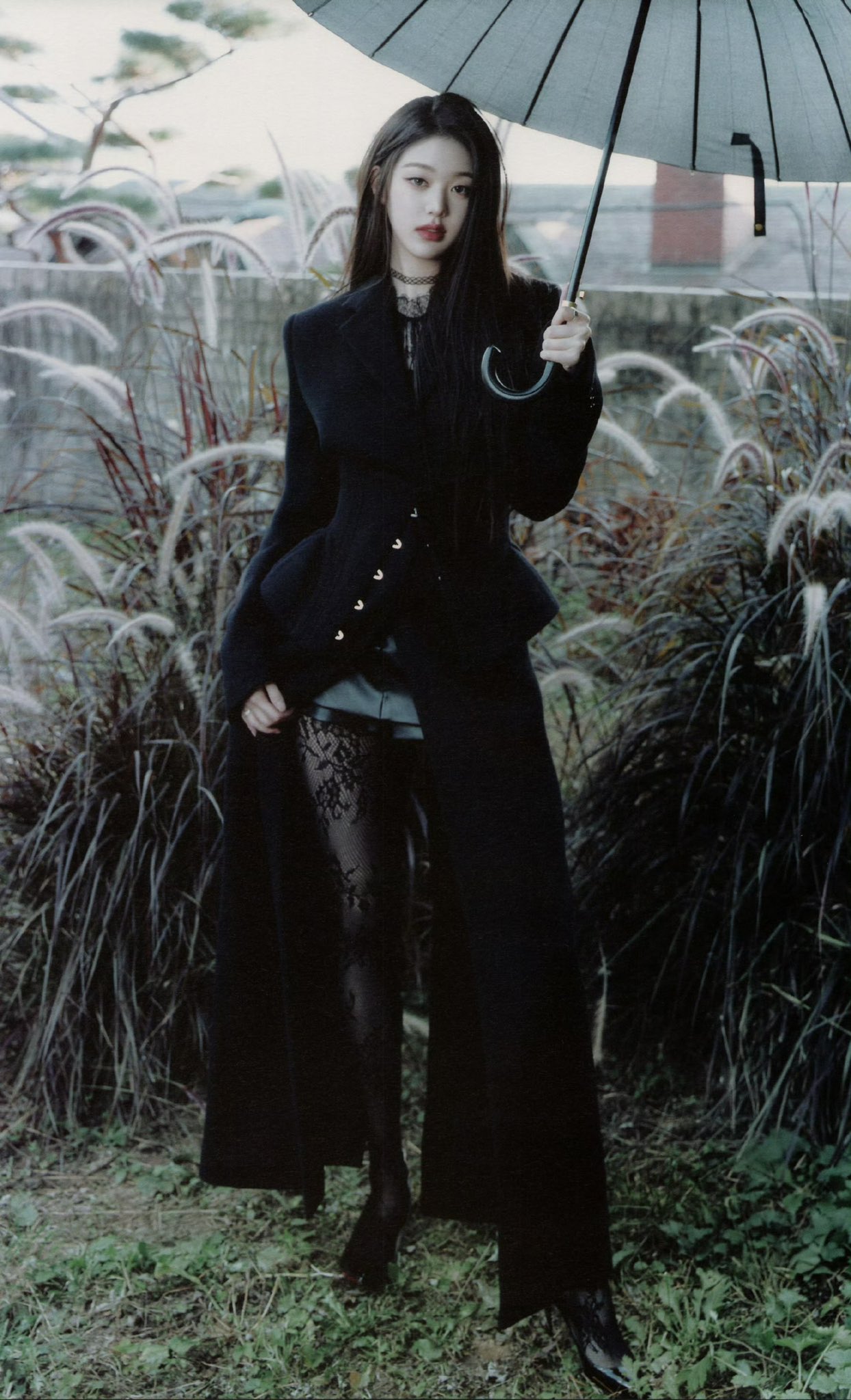 穿着黑色裙子和黑裤子的女人坐在椅子上。