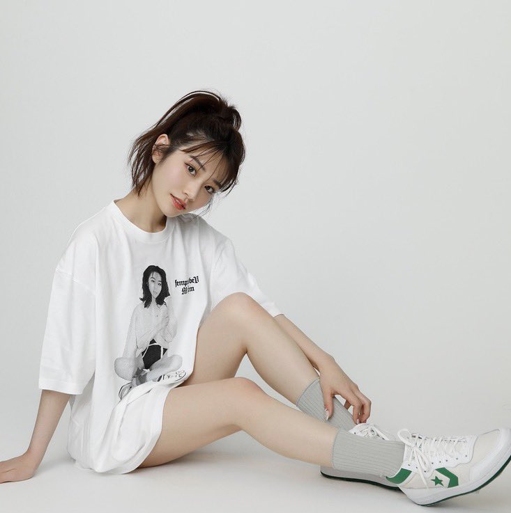 女人穿着一件白色衬衫,上面有一个女人的照片。