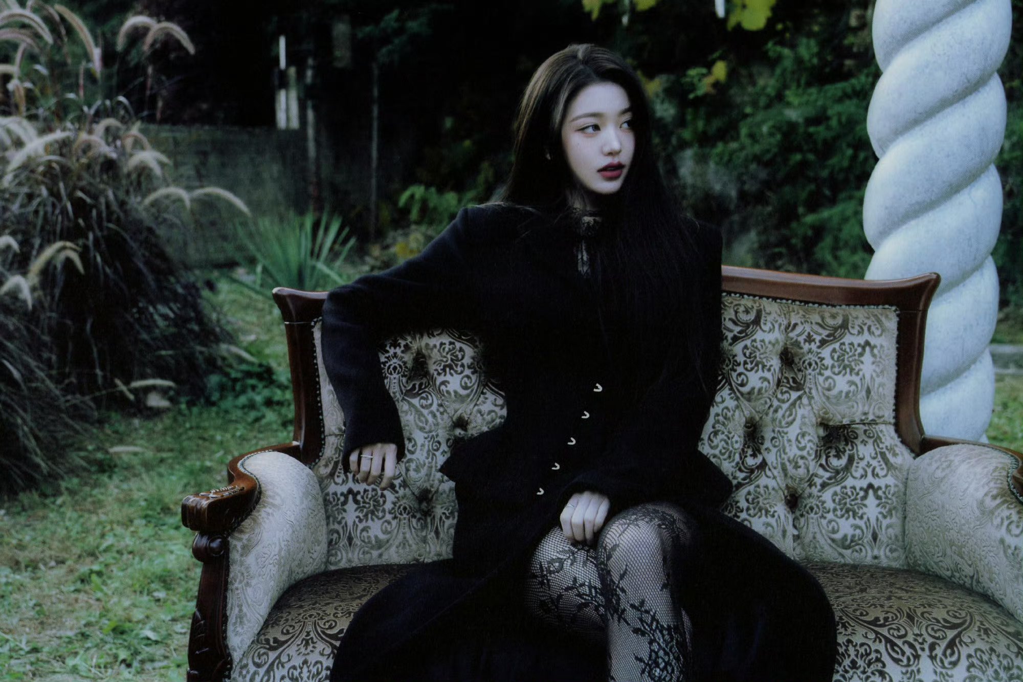 穿着黑色裙子和黑裤子的女人坐在椅子上。