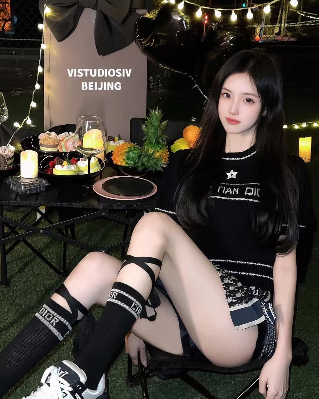 穿着黑色衬衫的女人坐在椅子上。