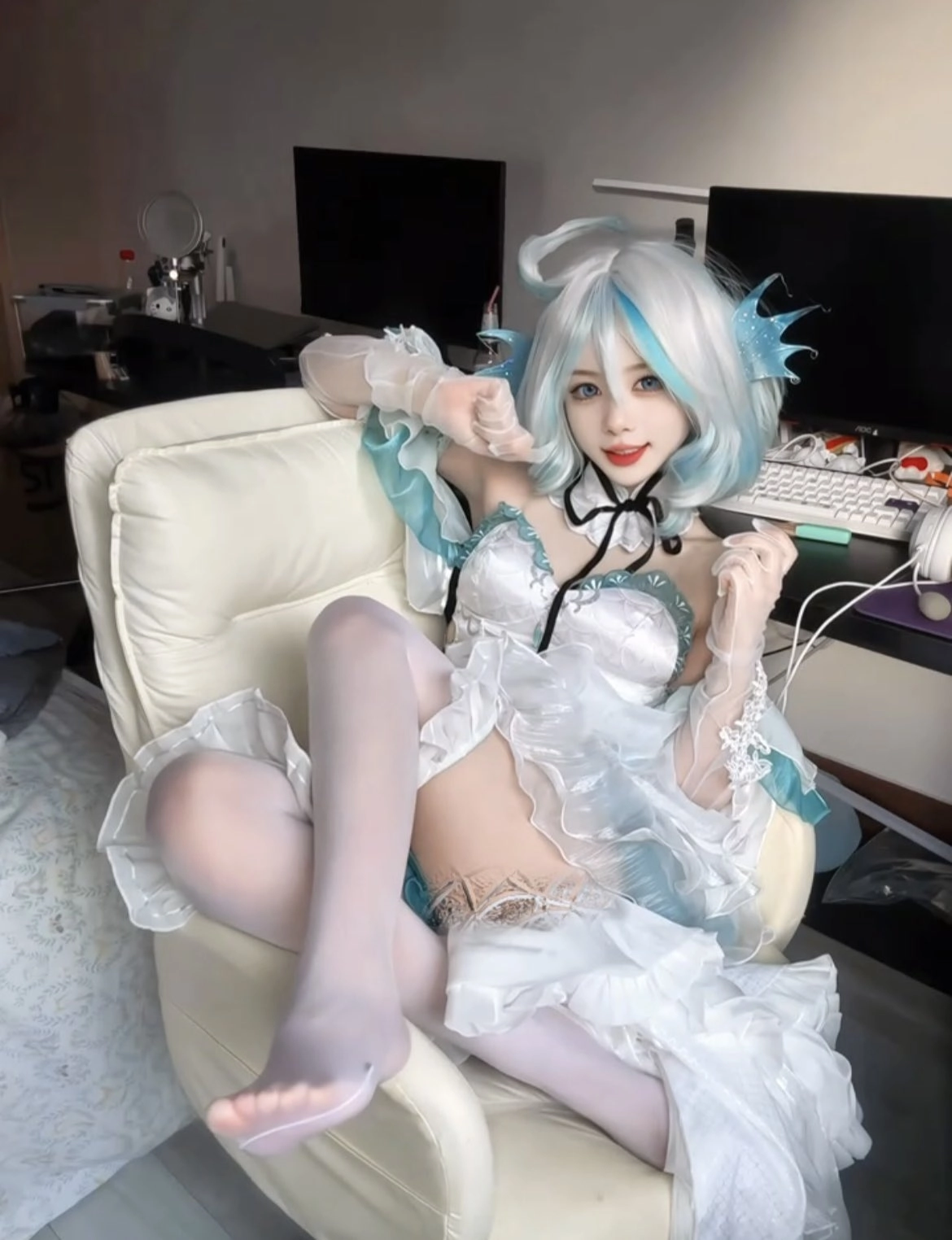 穿着白色衣服的女人坐在椅子上。