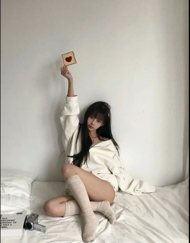 女人用一个心脏形状的面包。