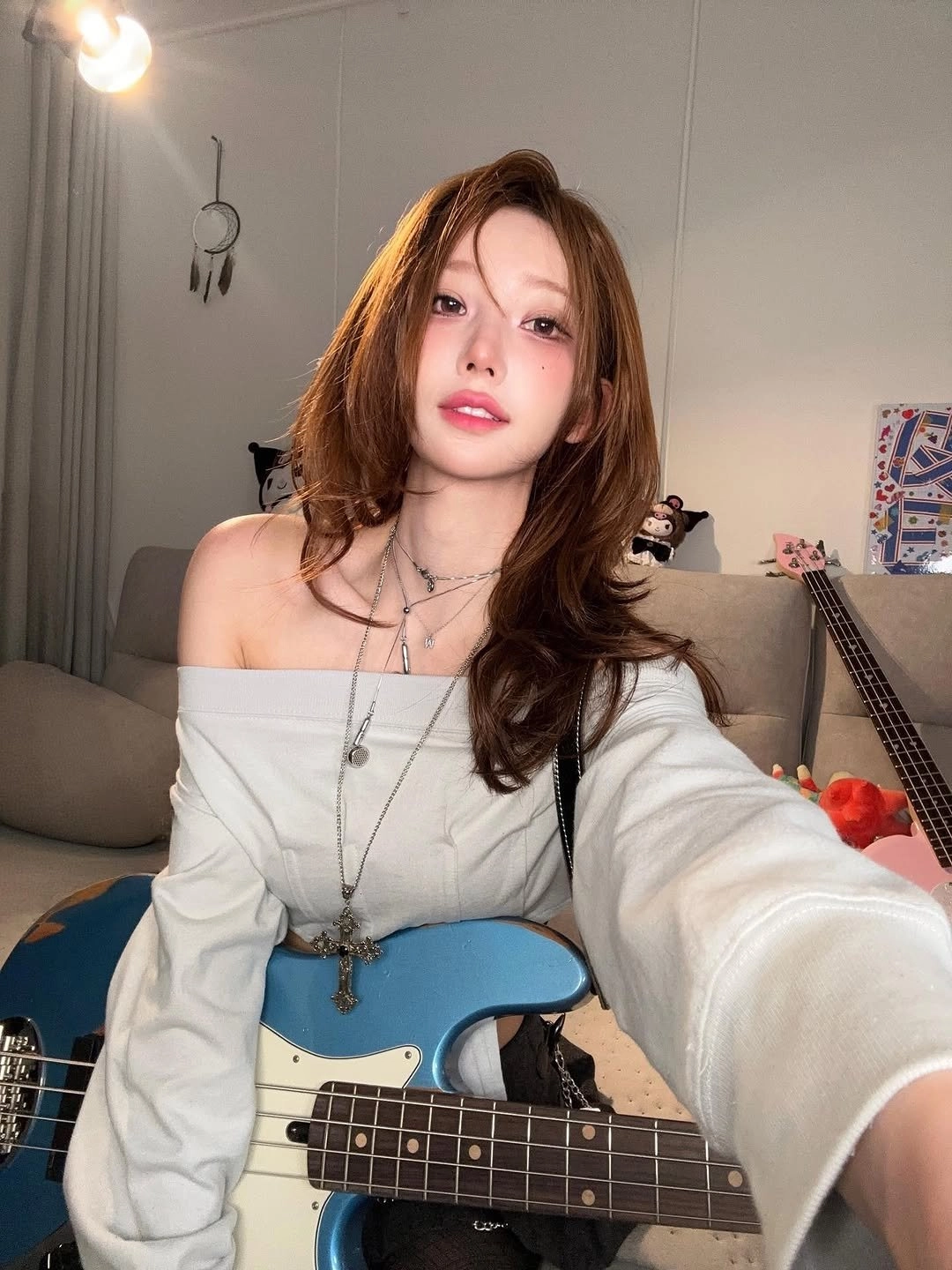 女人带着吉他。