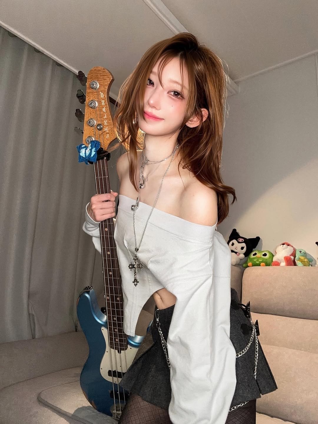 女人带着吉他。