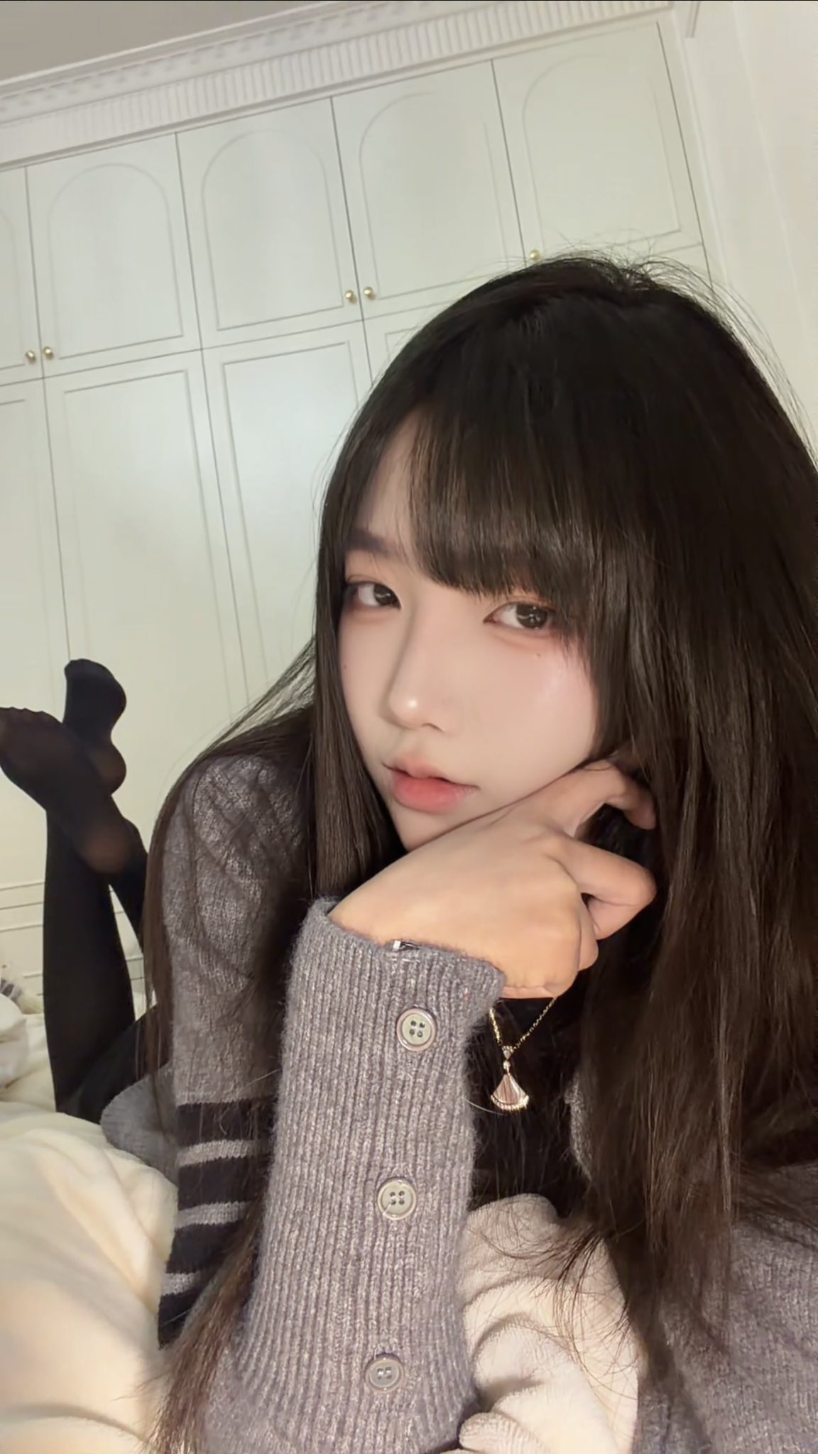 长头发的女人和一件灰色衬衫。