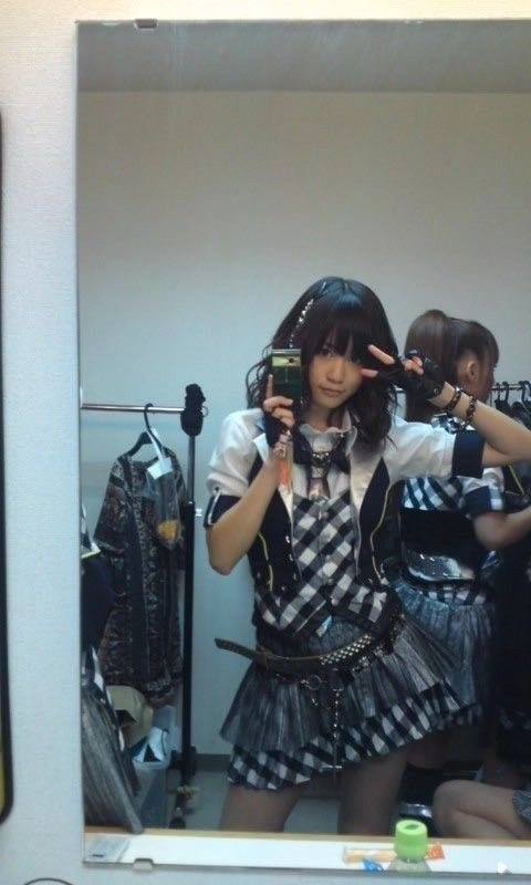 女人在镜子前为一张照片而姿势。