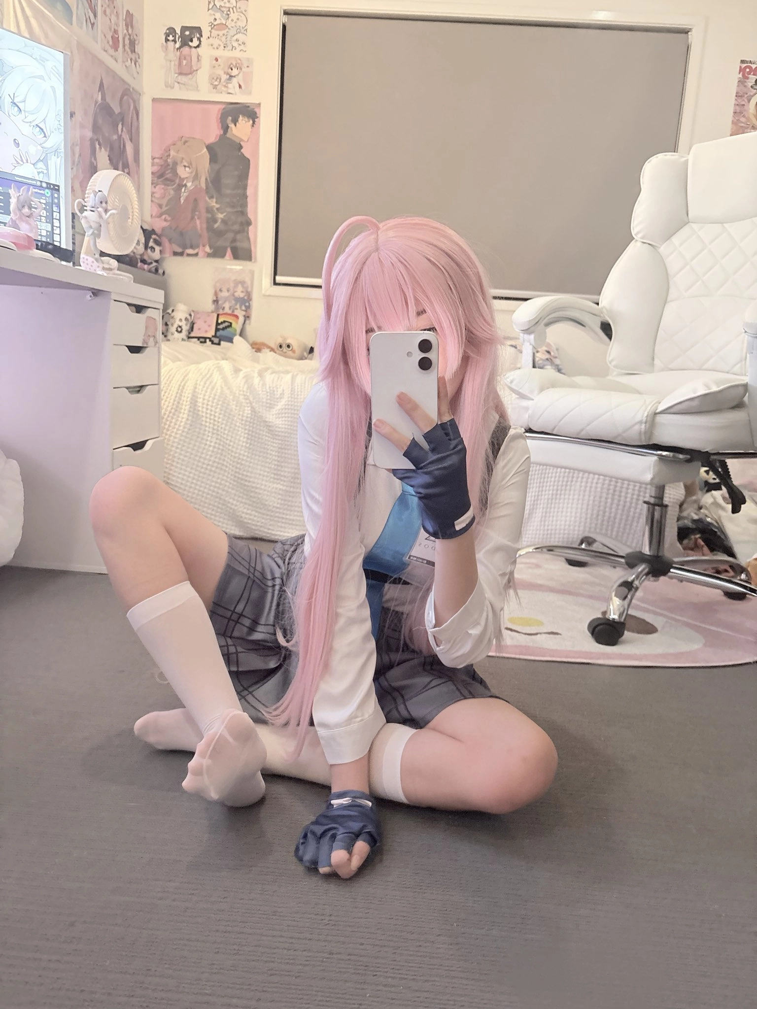 女孩用手机拍自拍。