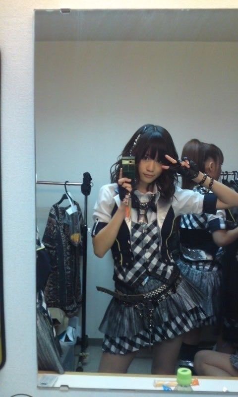 女人在镜子前为一张照片而姿势。