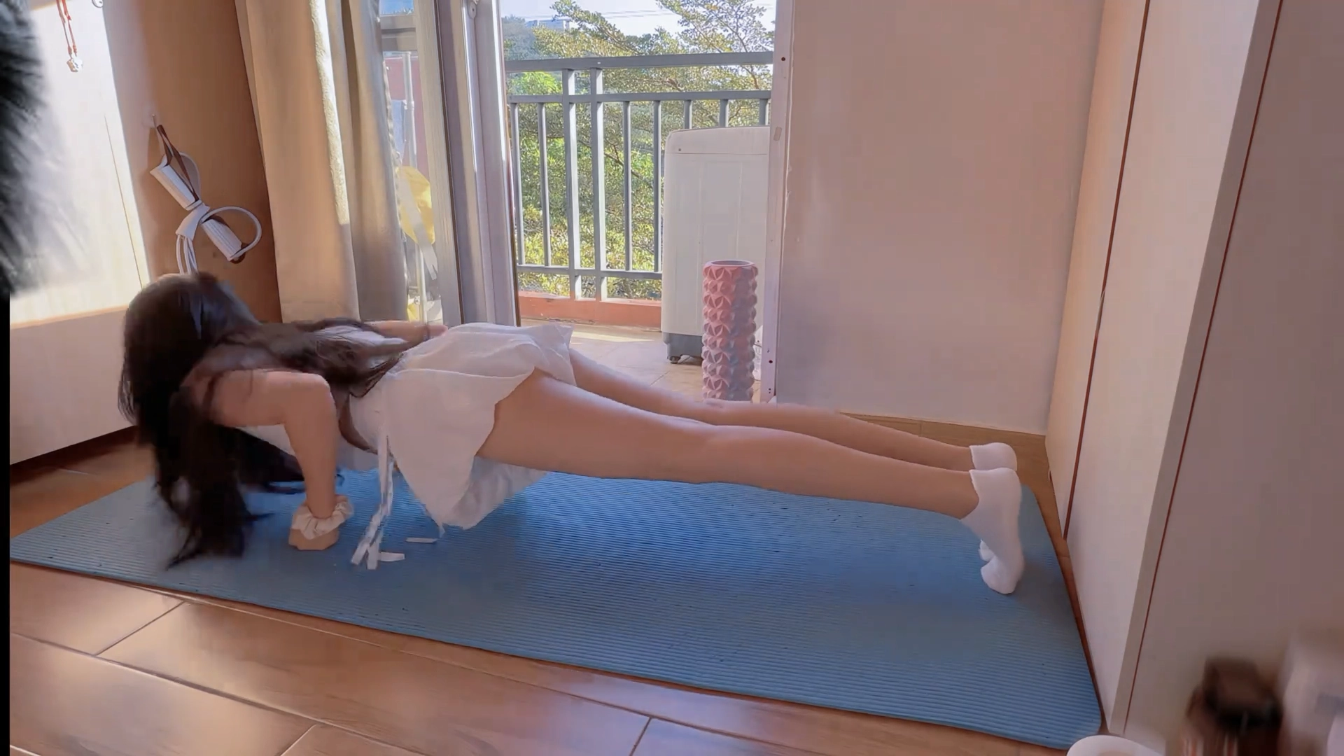 一位穿着白色衣服的女人在蓝色地毯上握手。