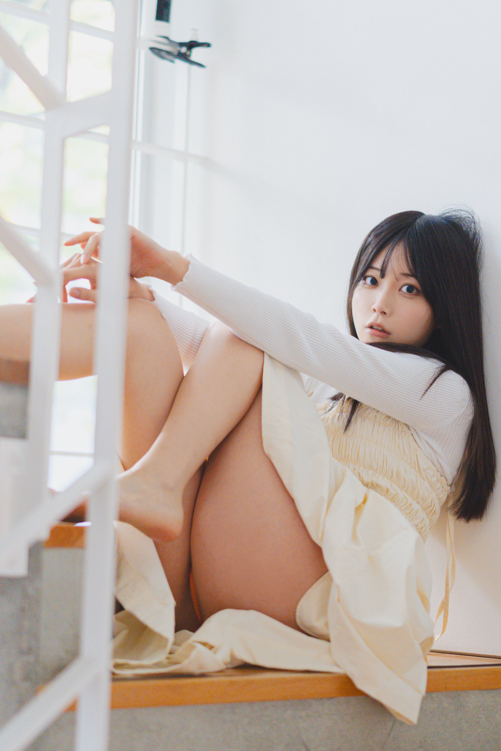 女人坐在楼梯上。