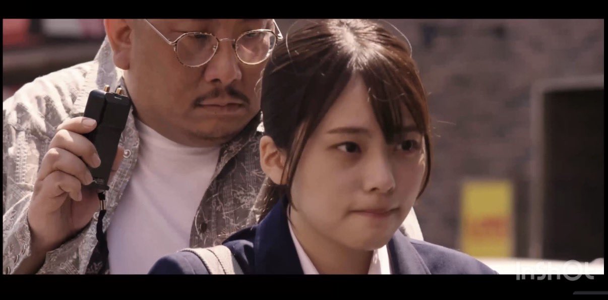 戴着眼镜的女人和一个穿着白衬衫的男人。