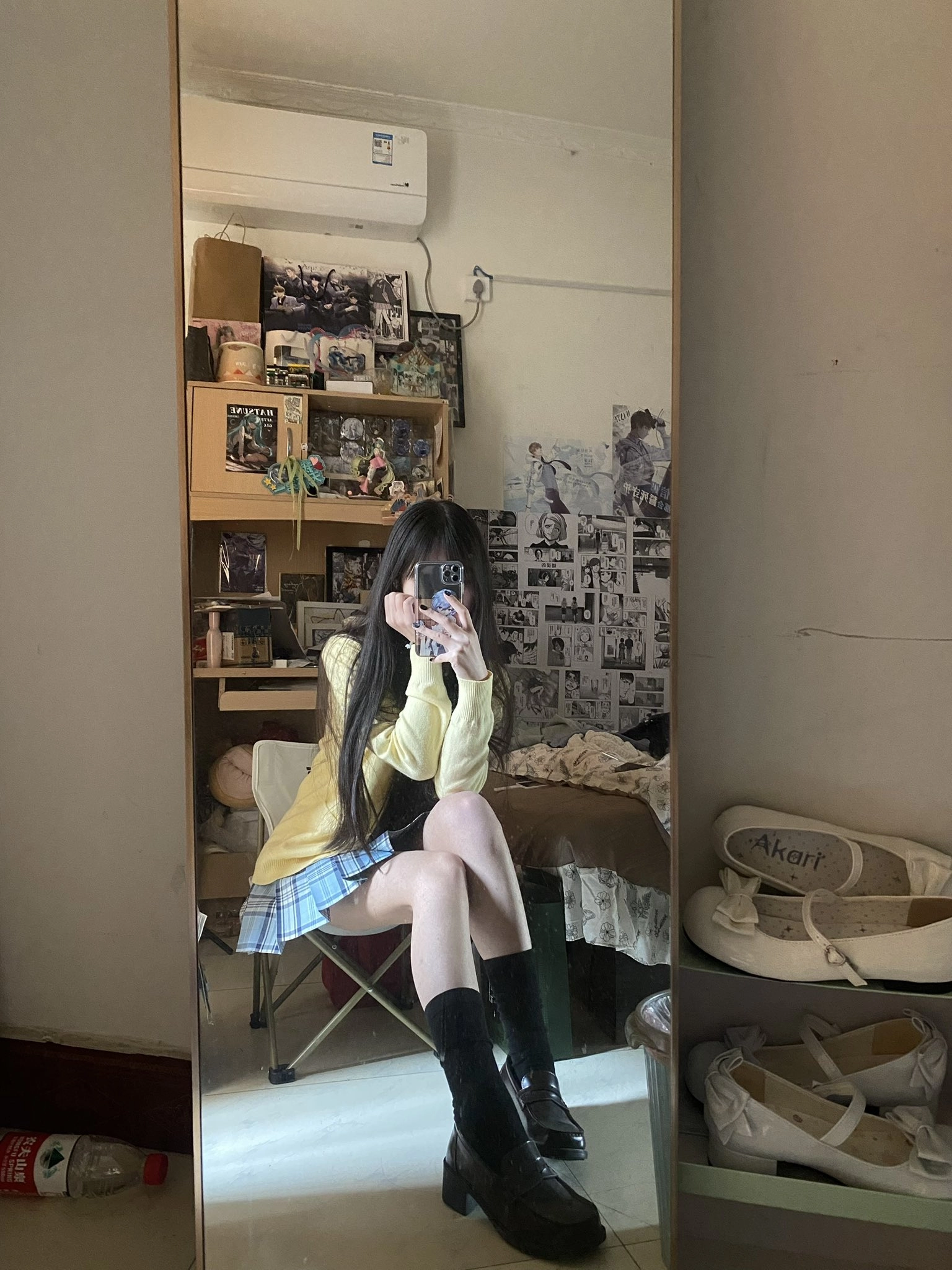 女人在镜子里拍自拍。