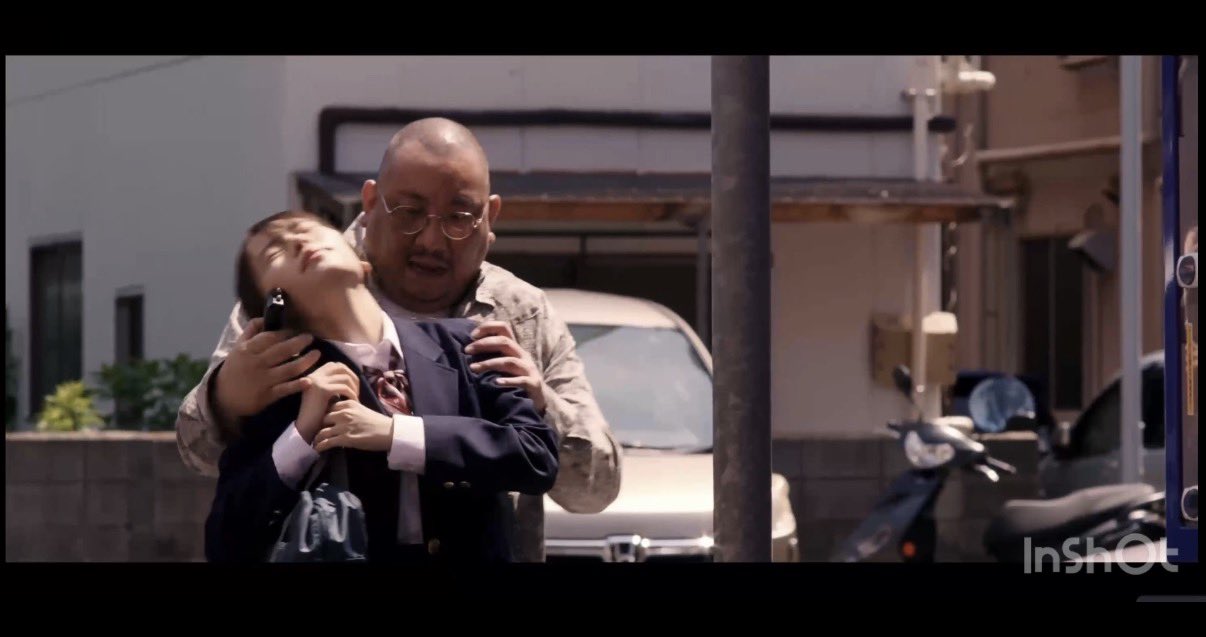 戴着眼镜的女人和一个穿着白衬衫的男人。