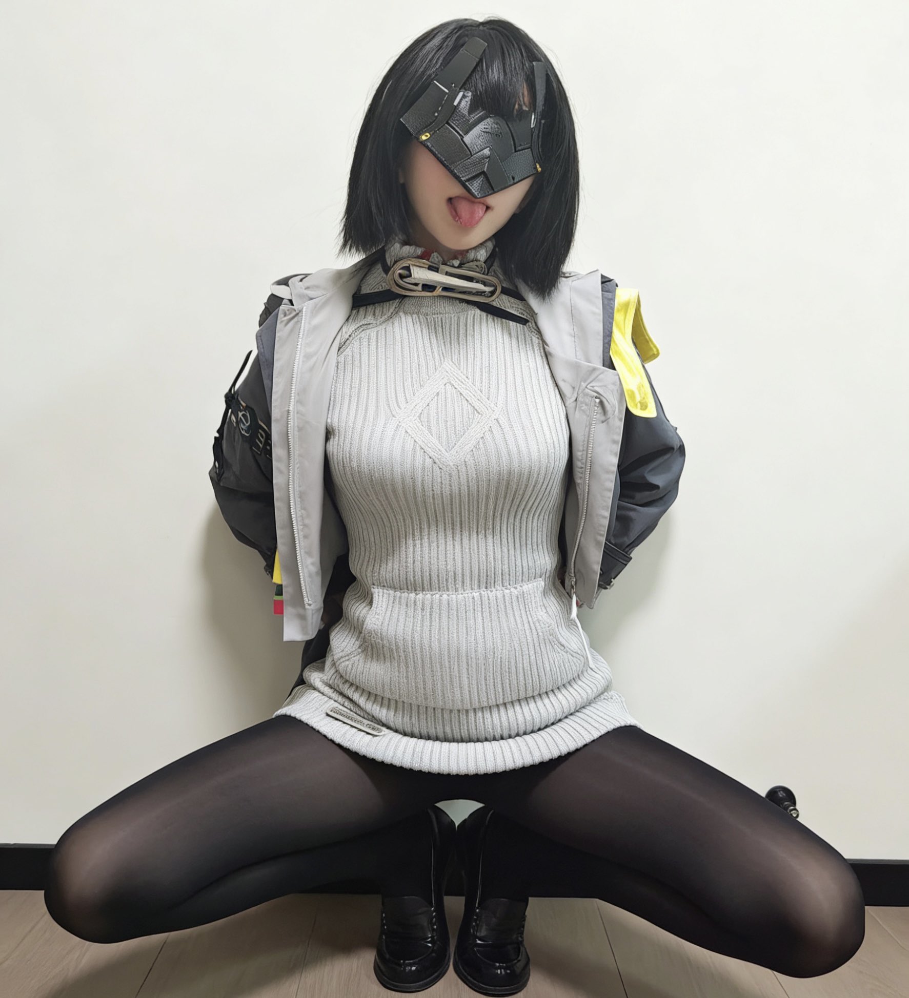 黑头发和黑衬衫的女人坐在地板上。