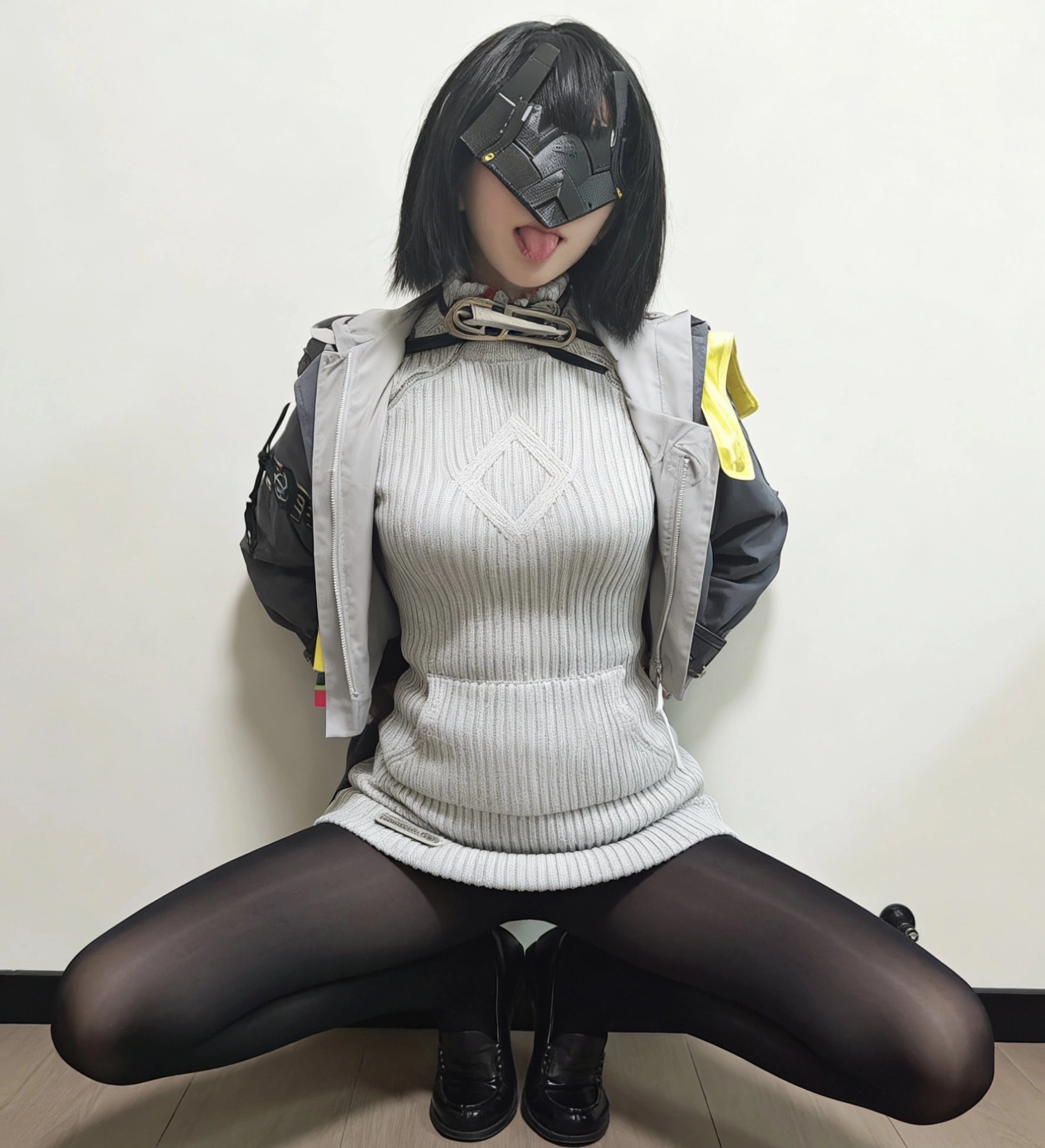 黑头发和黑衬衫的女人坐在地板上。