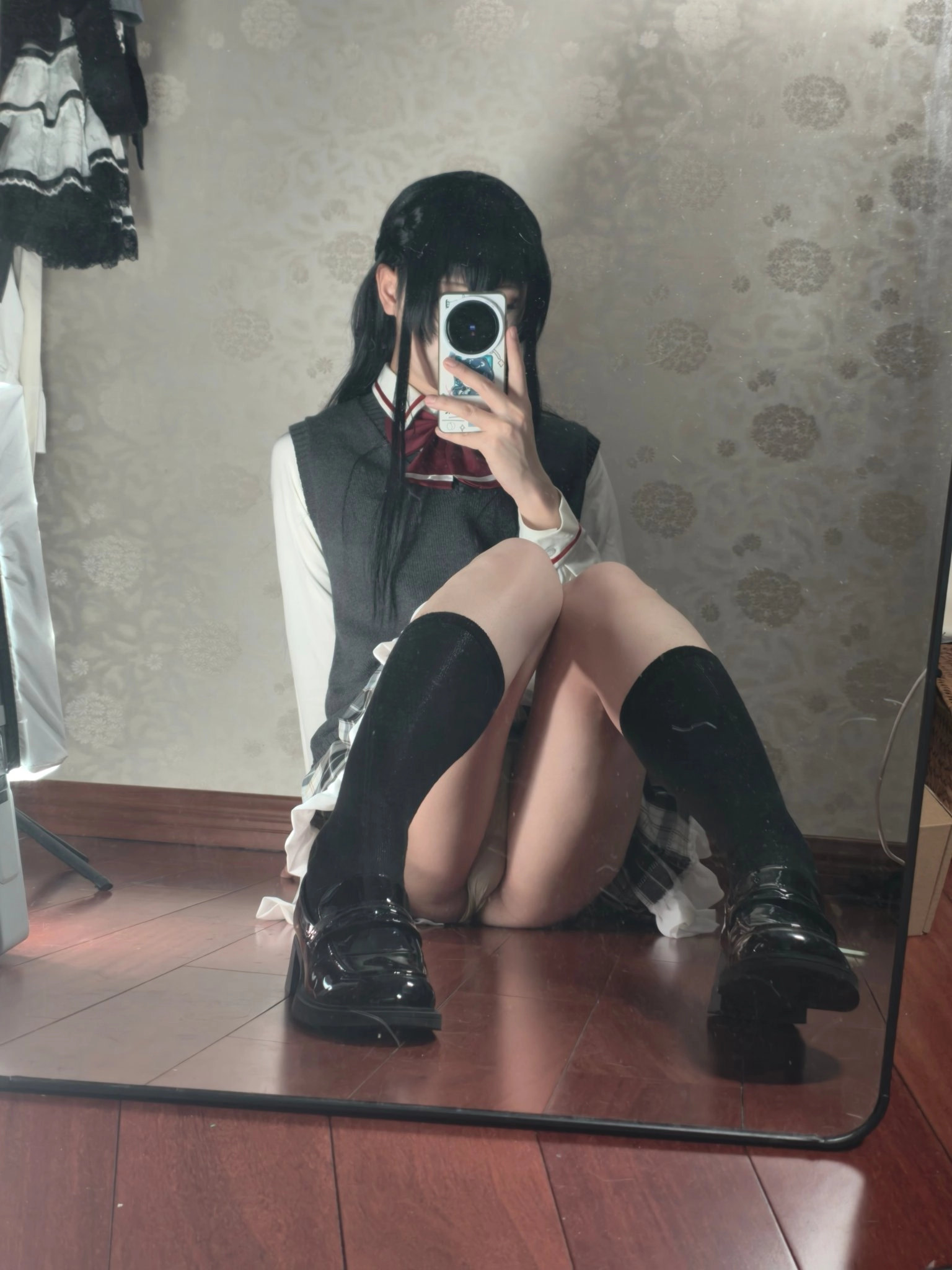 女人在镜子里拍自拍。