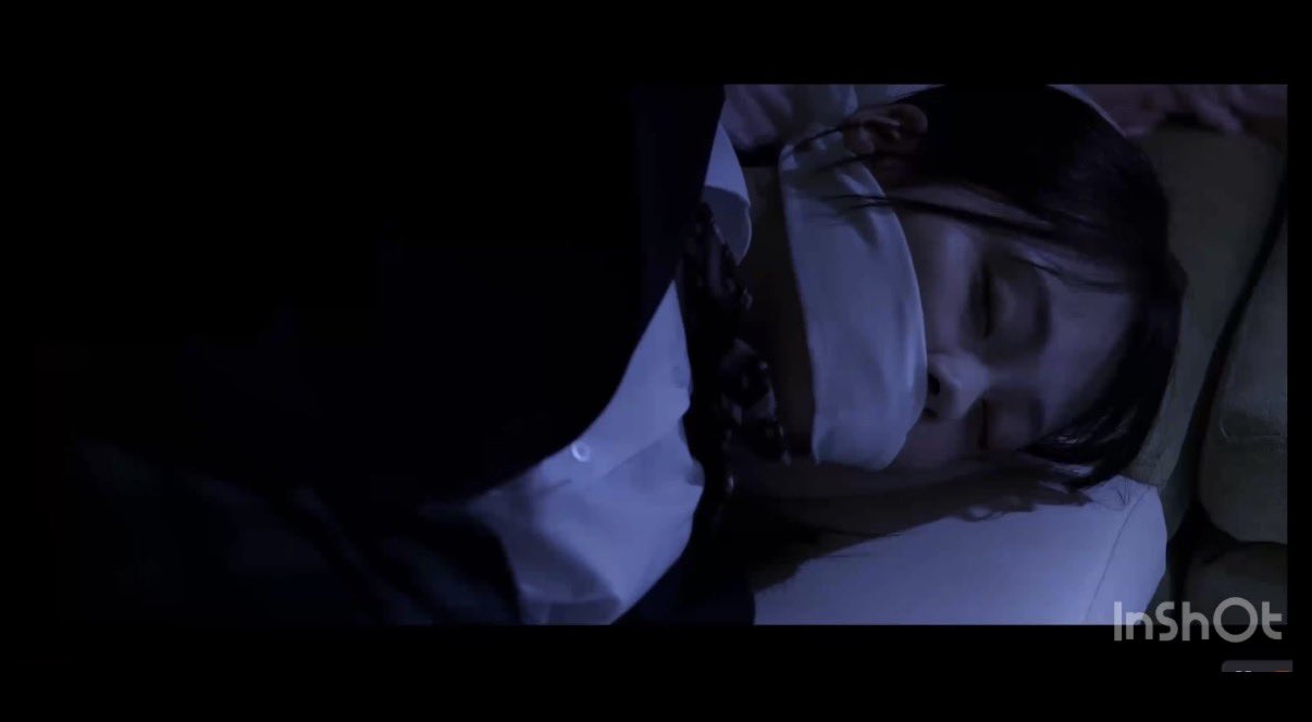 戴着眼镜的女人和一个穿着白衬衫的男人。