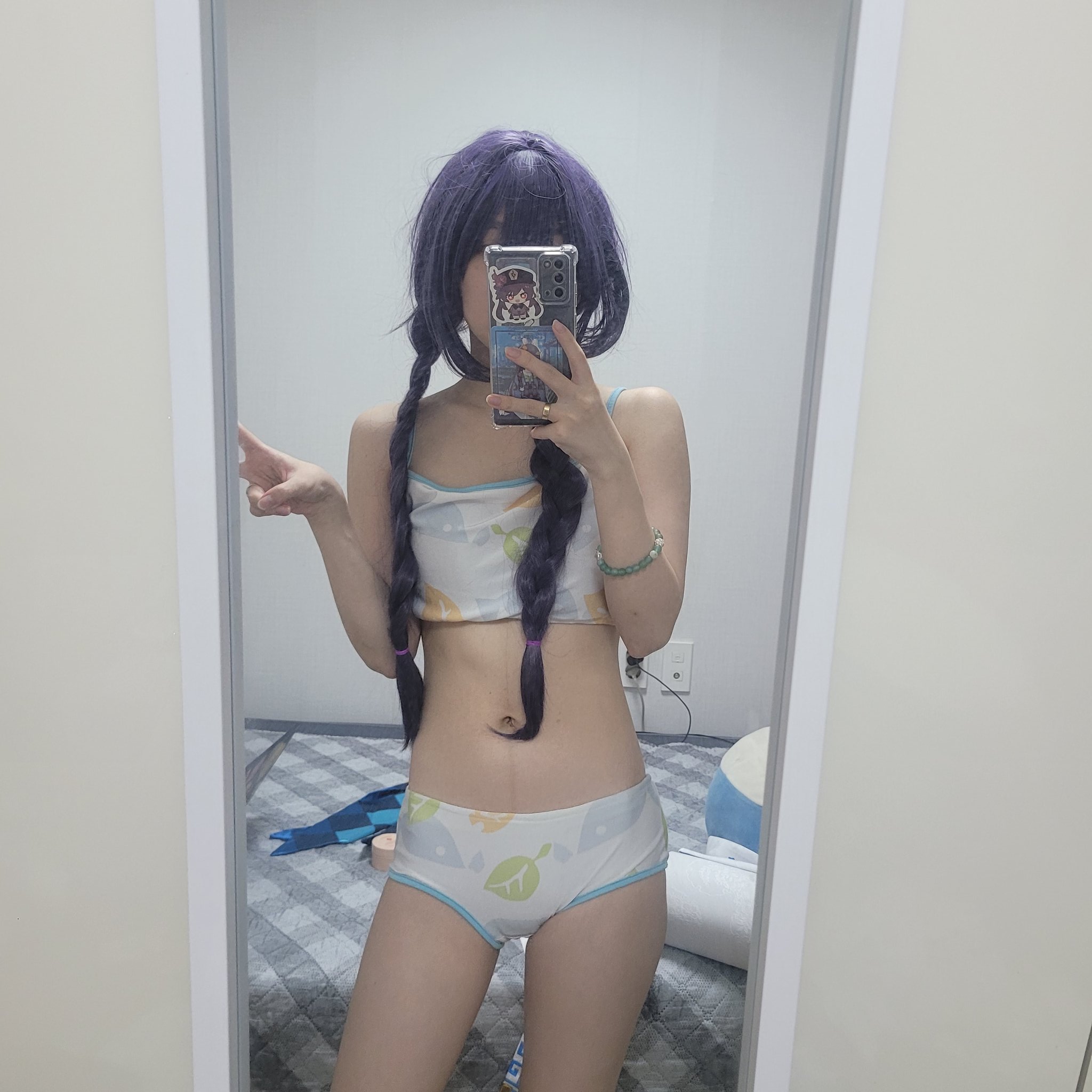 女人在镜子里拍自拍。