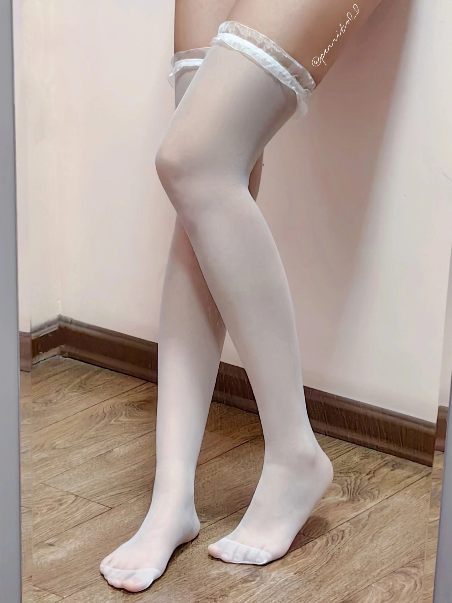 穿着白色裤子和一个白色的胸罩的女人。