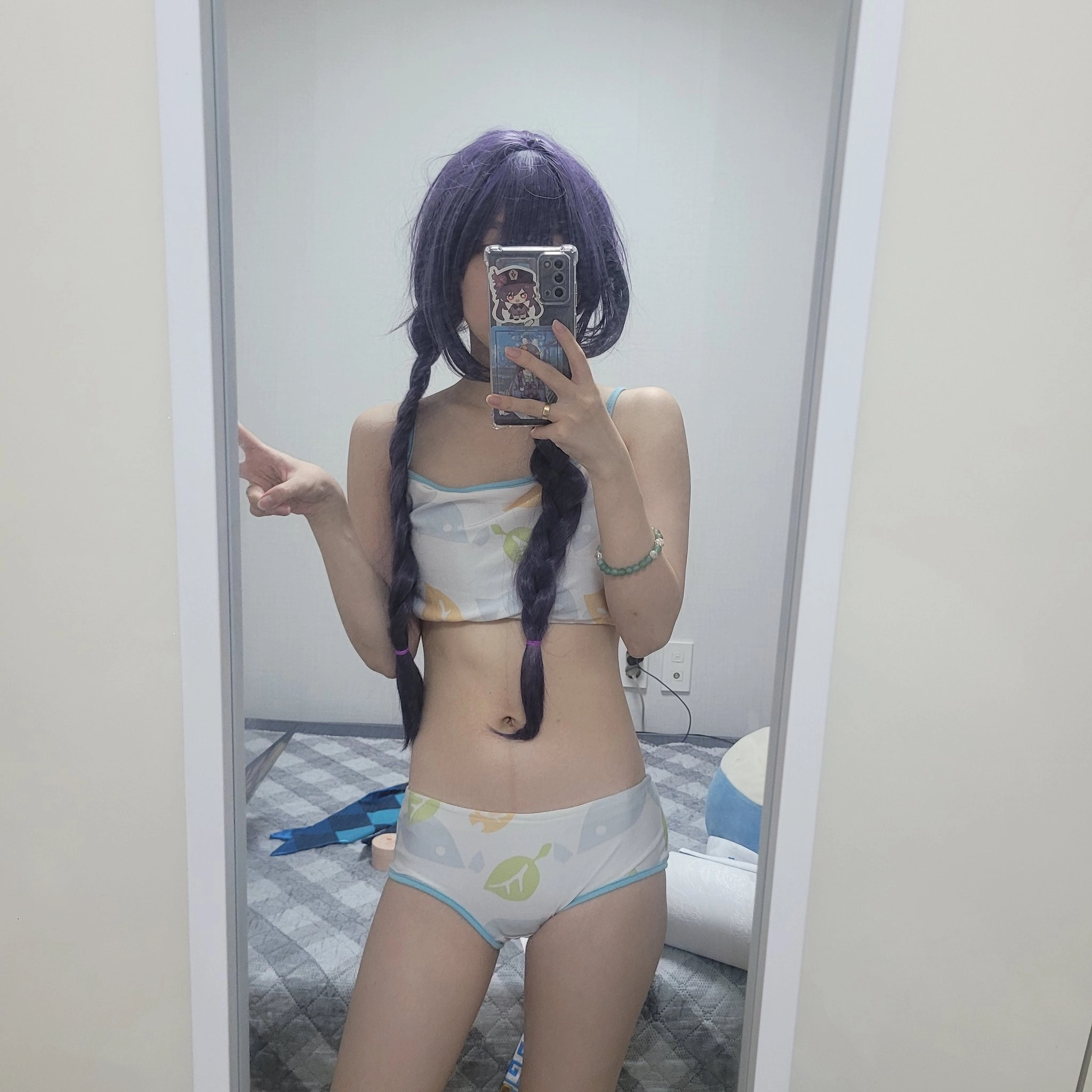 女人在镜子里拍自拍。