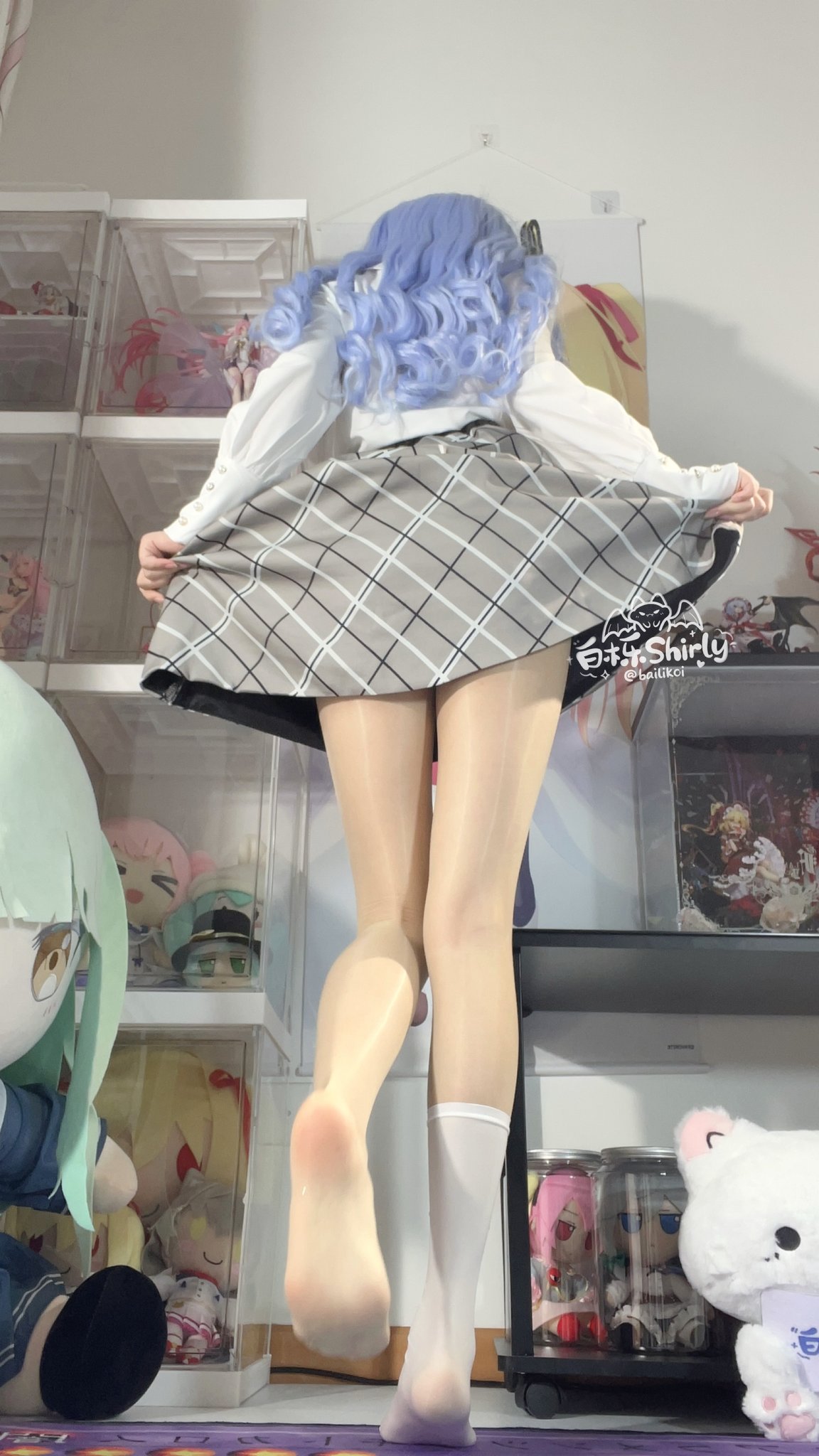 一位穿着一件白色衬衫和一件黑色的裙子的女人正在把裙子打开。