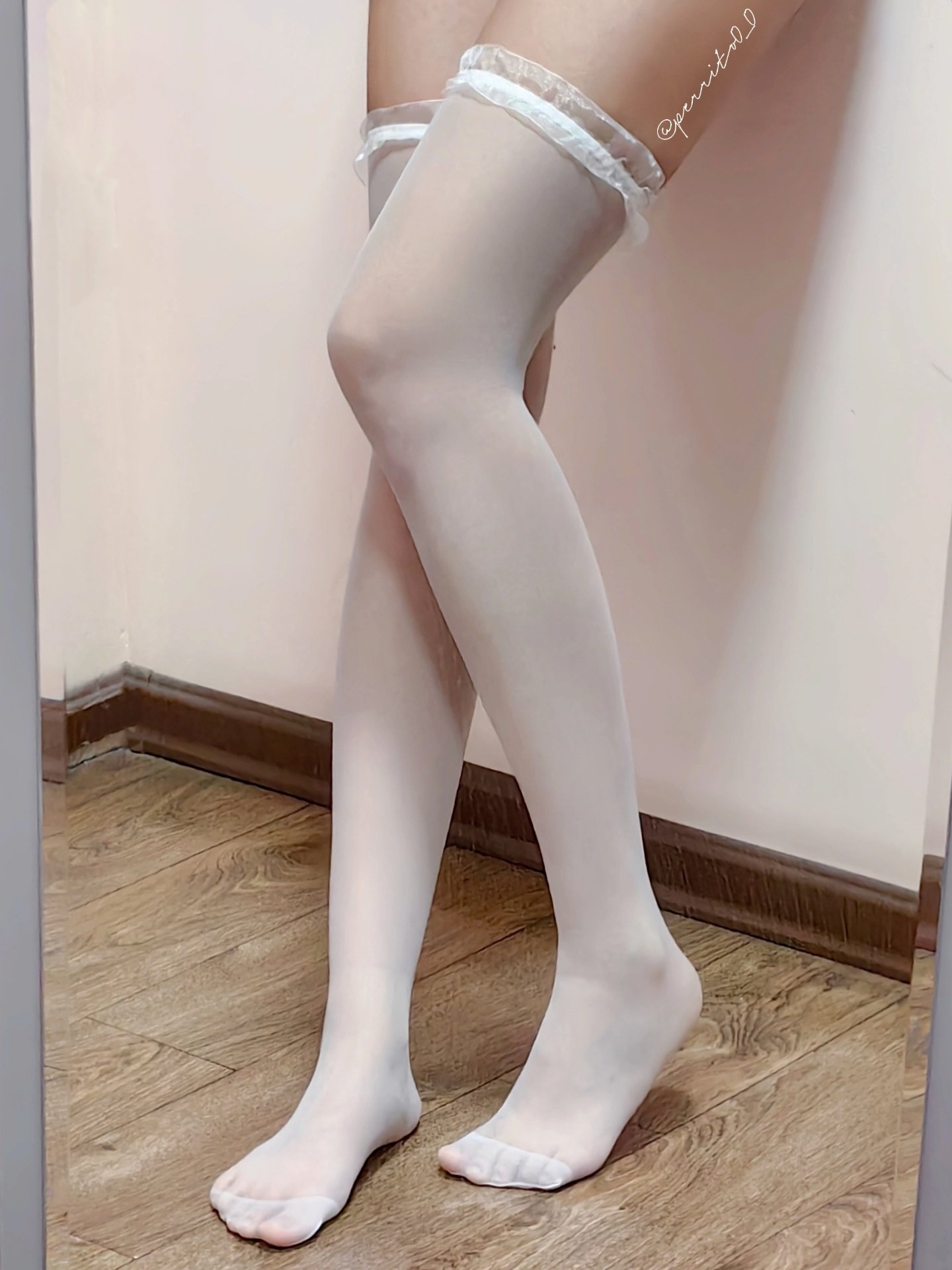 穿着白色裤子和一个白色的胸罩的女人。