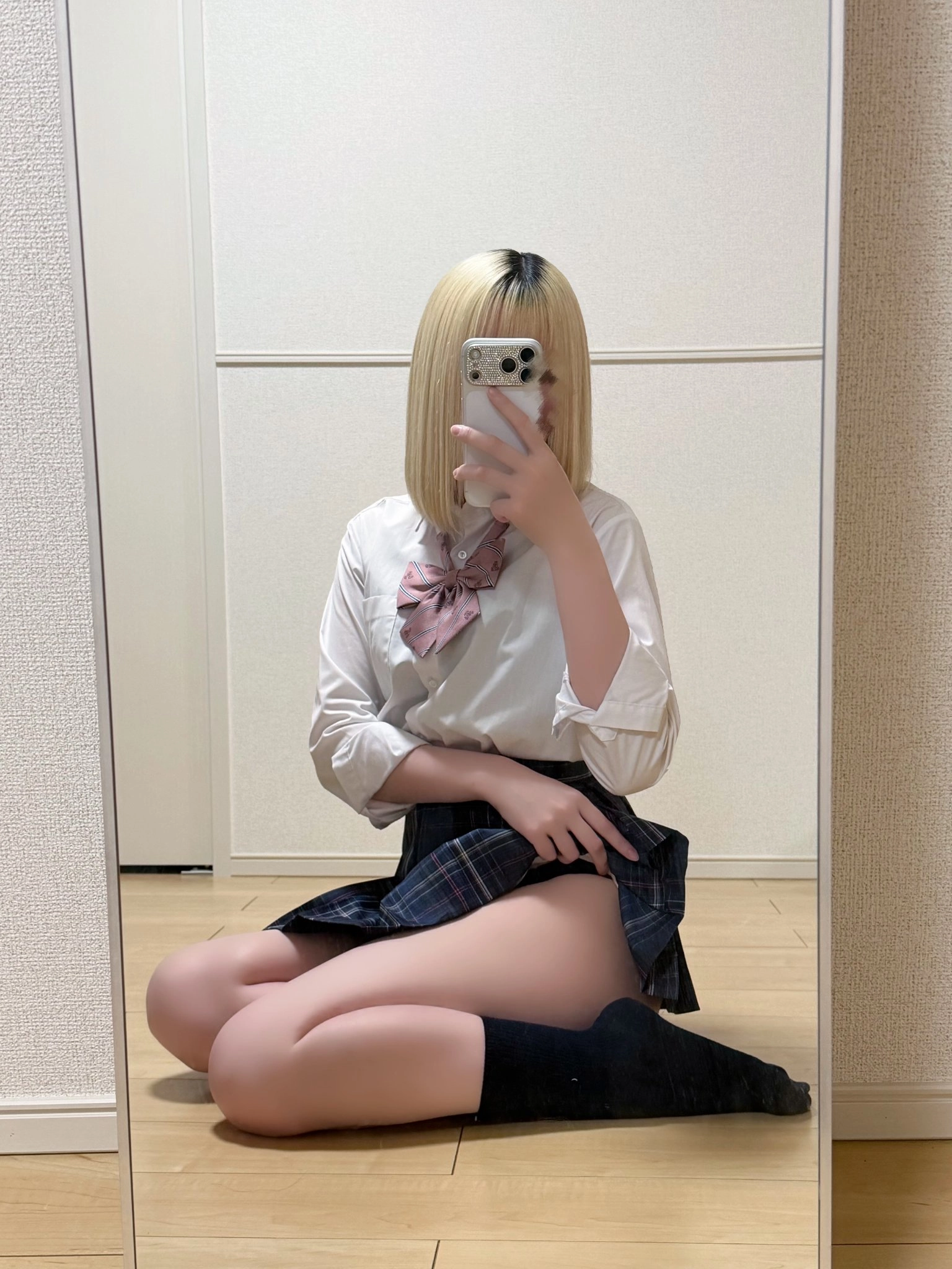 女人用手机拍自拍。