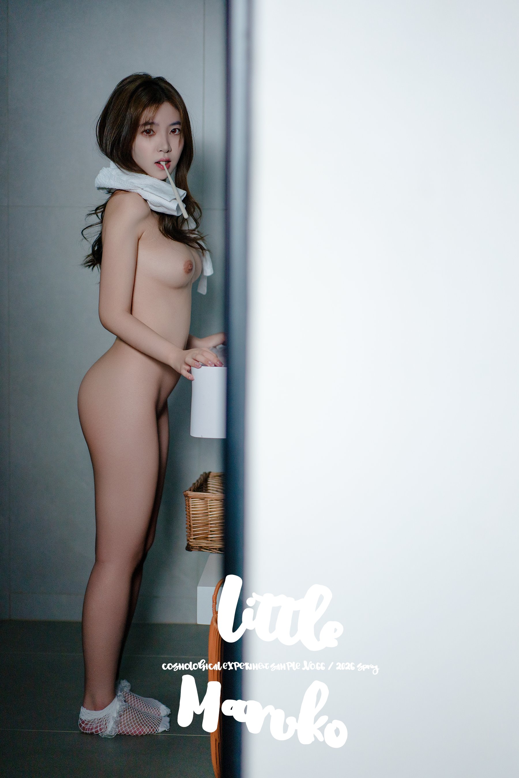 有乳房穿透的女人在浴室里。