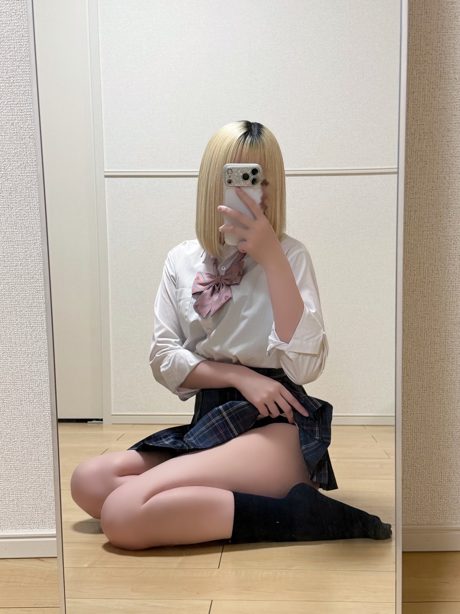 女人用手机拍自拍。