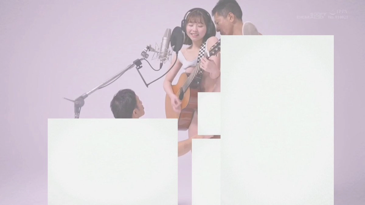 三个人一起演奏音乐。