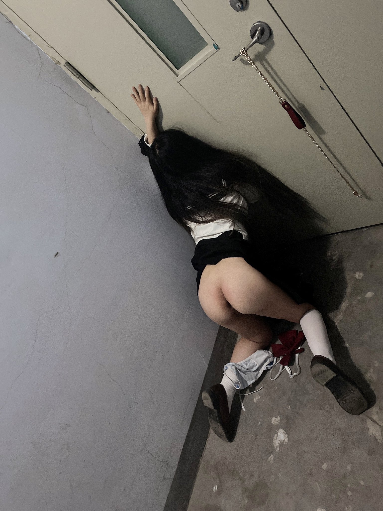 女孩被绑在她的裙子上。