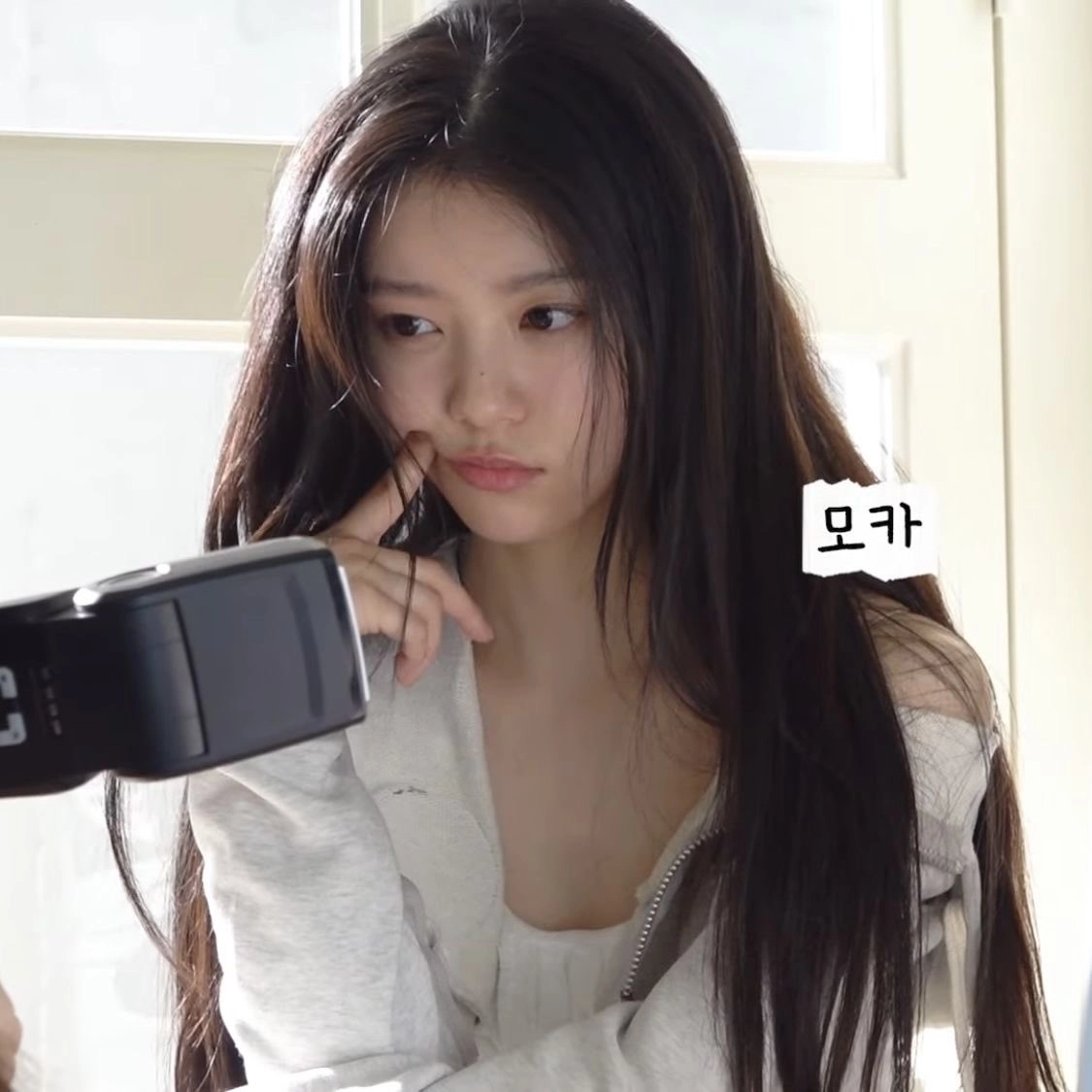 长头发的女人,一件白色的衬衫。