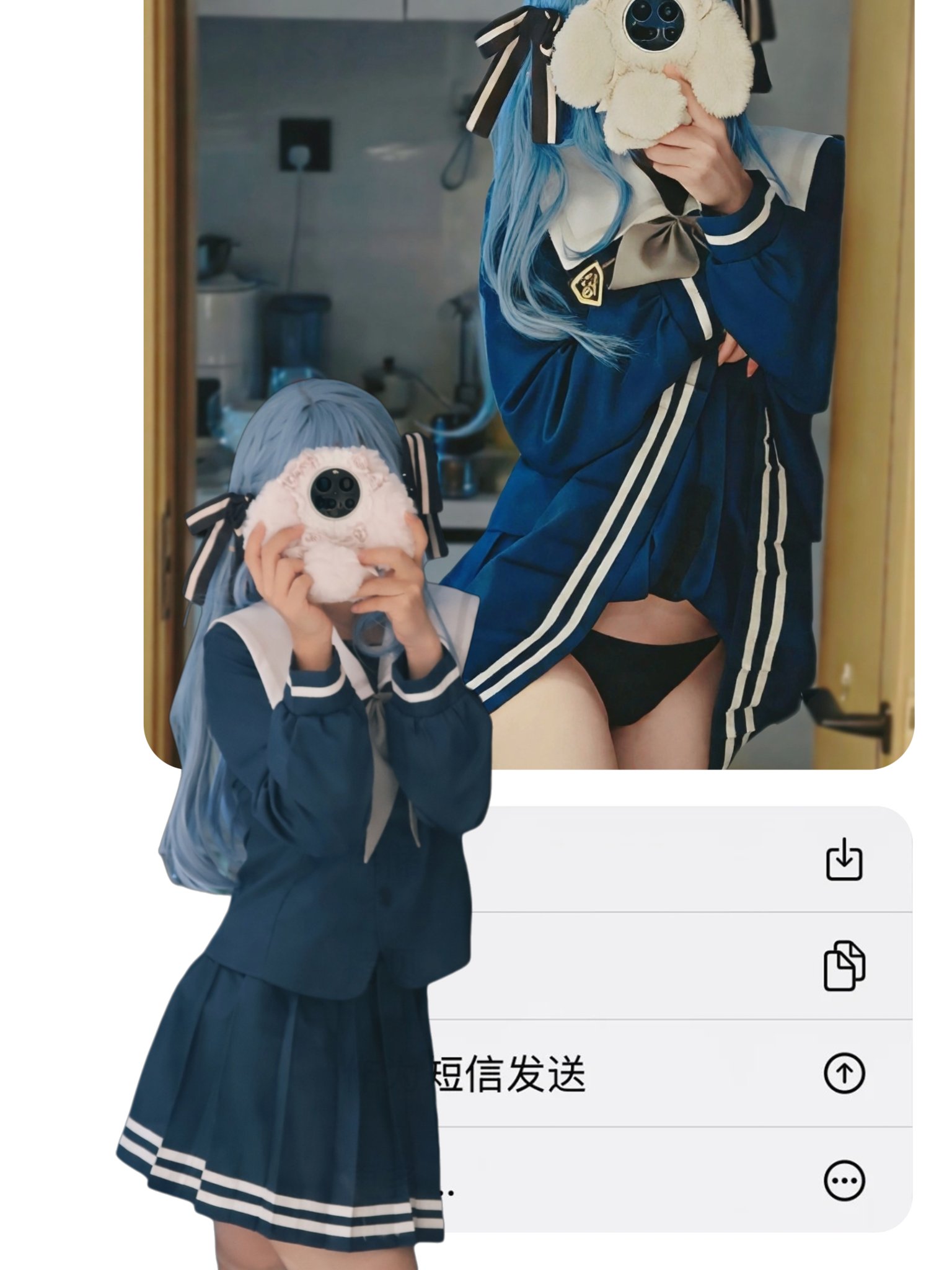 女孩用粉红色的相机拍照自己。