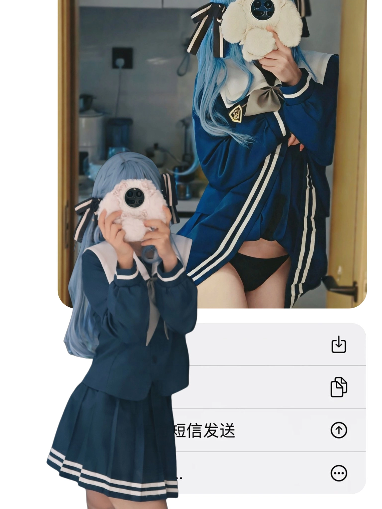 女孩用粉红色的相机拍照自己。