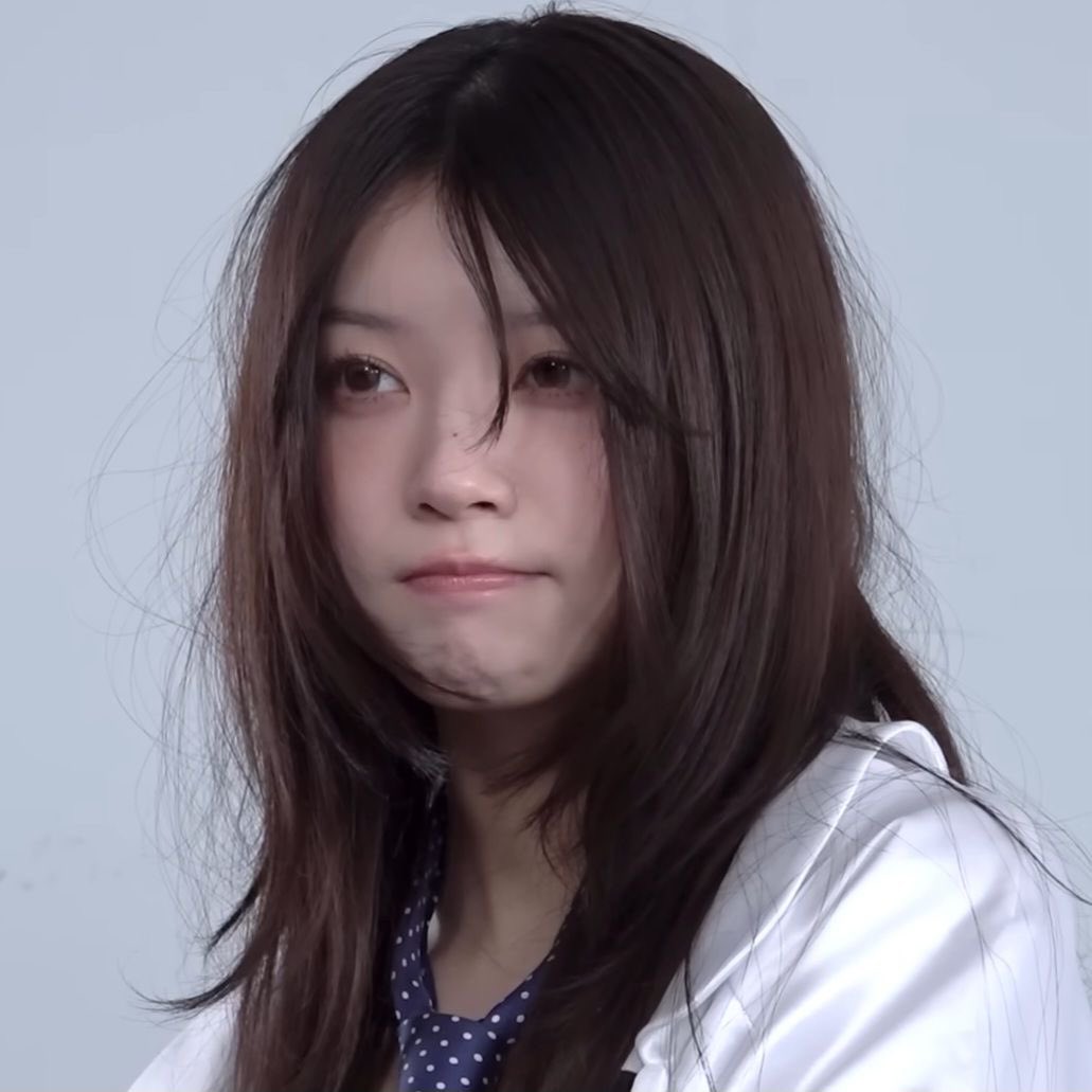 长头发的女人,一件白色的衬衫。