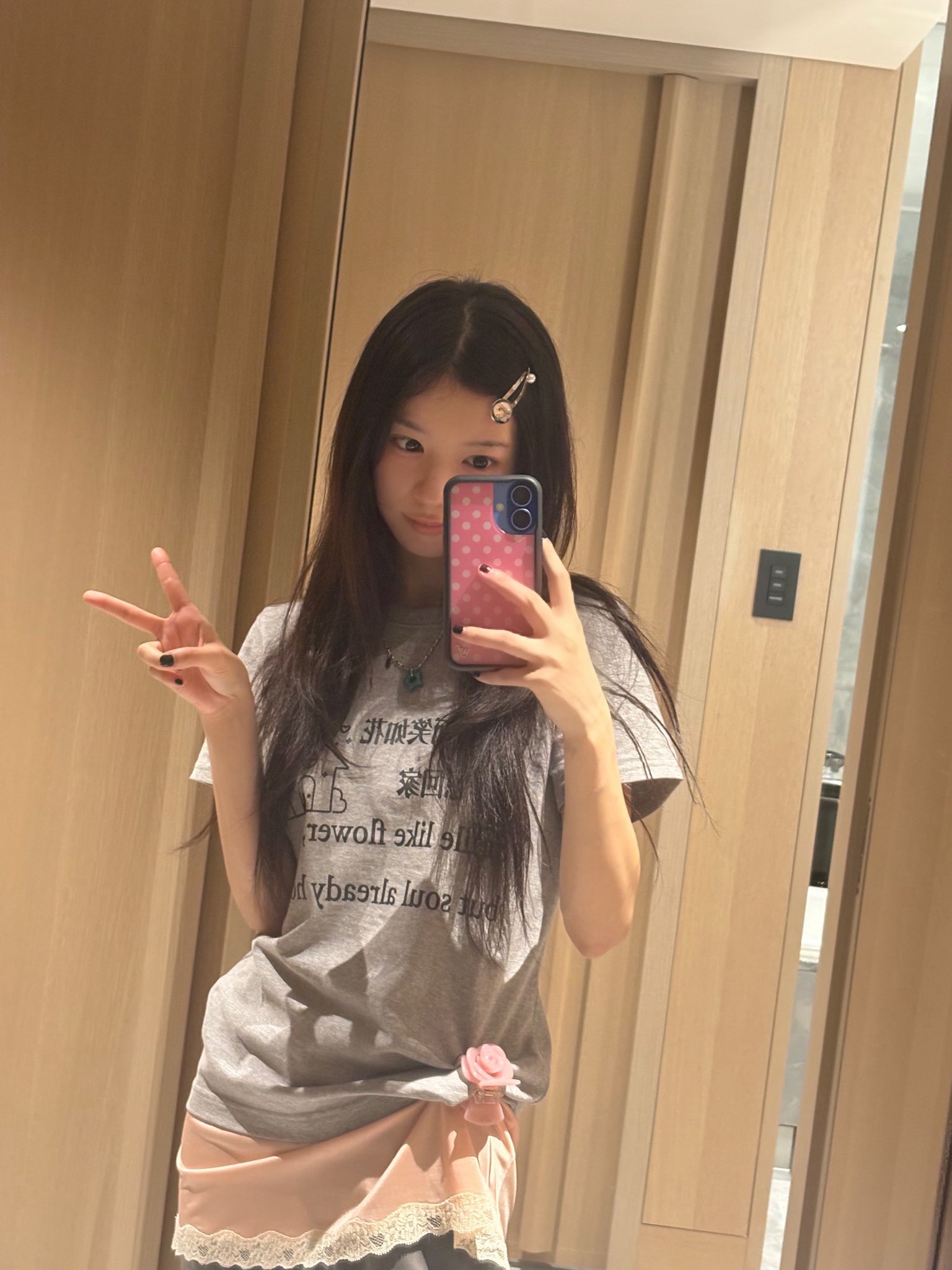 女人在镜子里拍自拍。