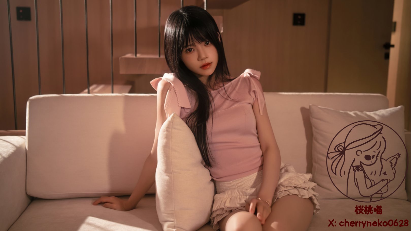 坐在椅子上,手里拿着一本书。