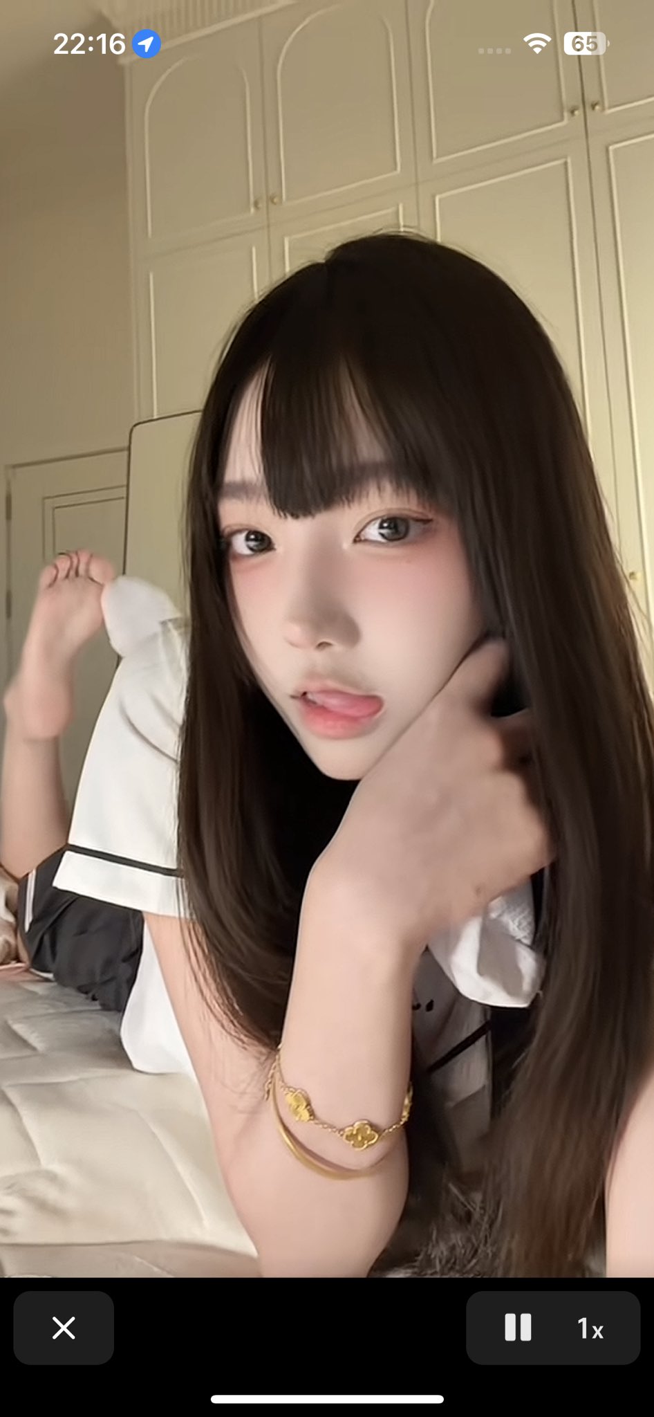 黑头发和白化妆的女孩。