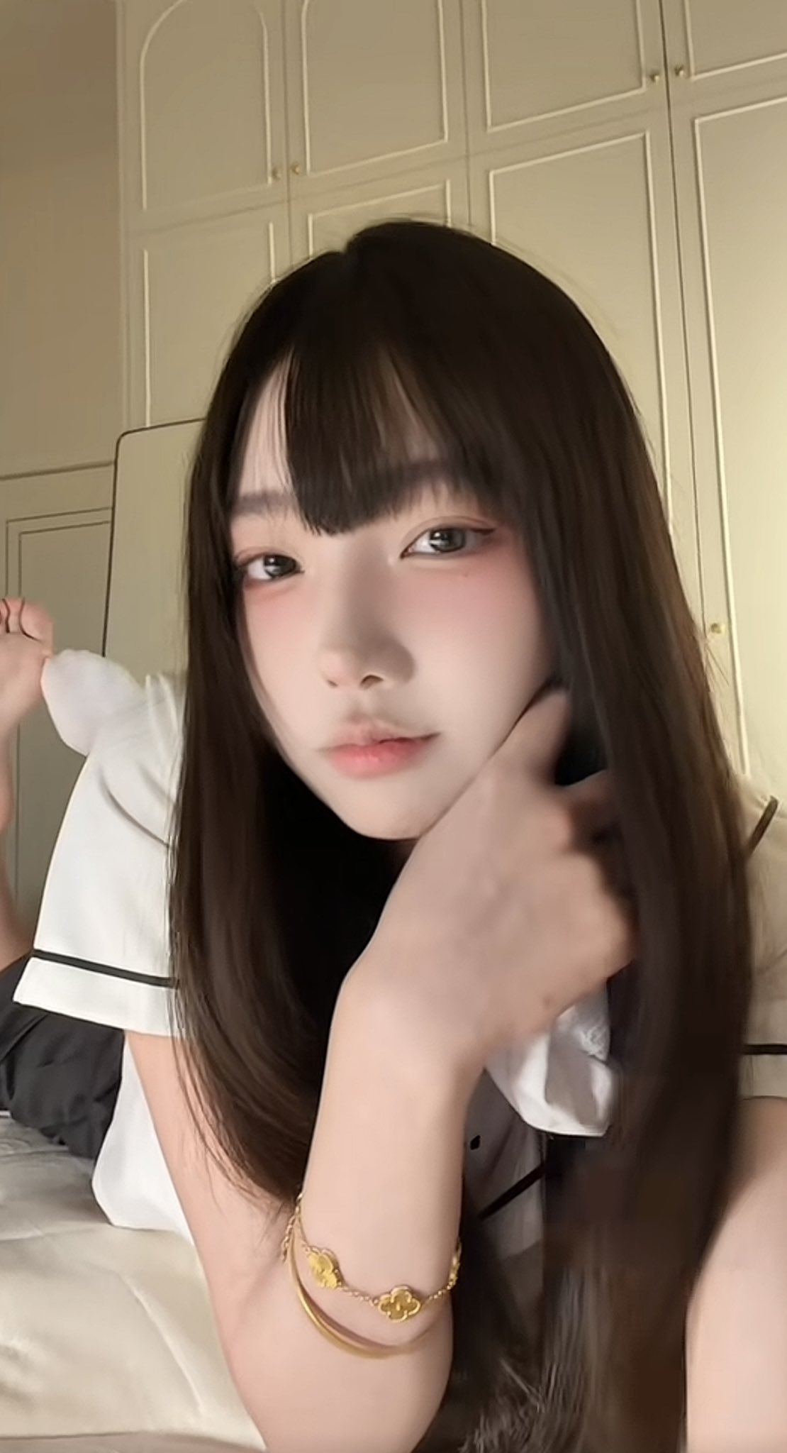 黑头发和白化妆的女孩。