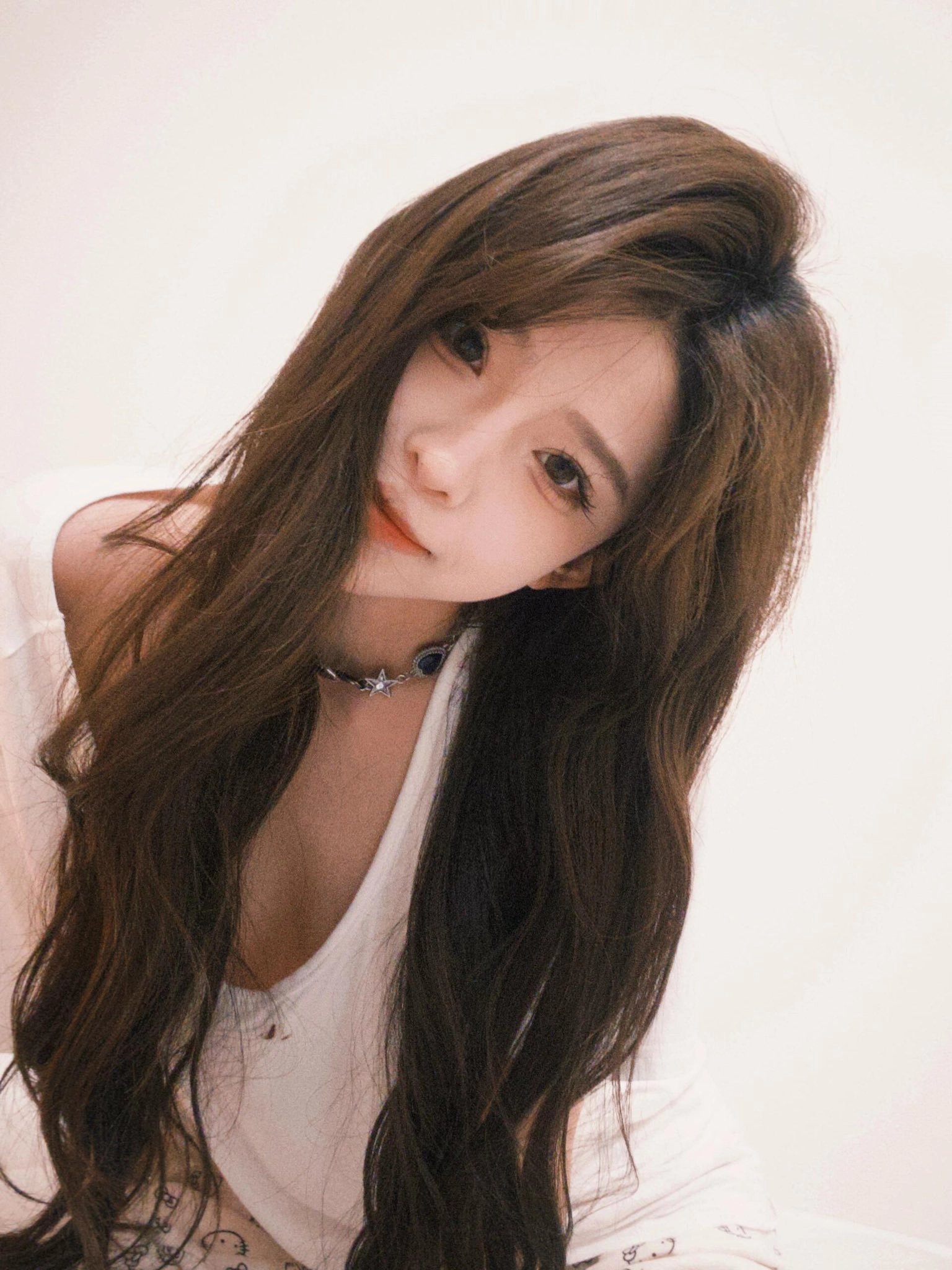 长头发和项链的女人。