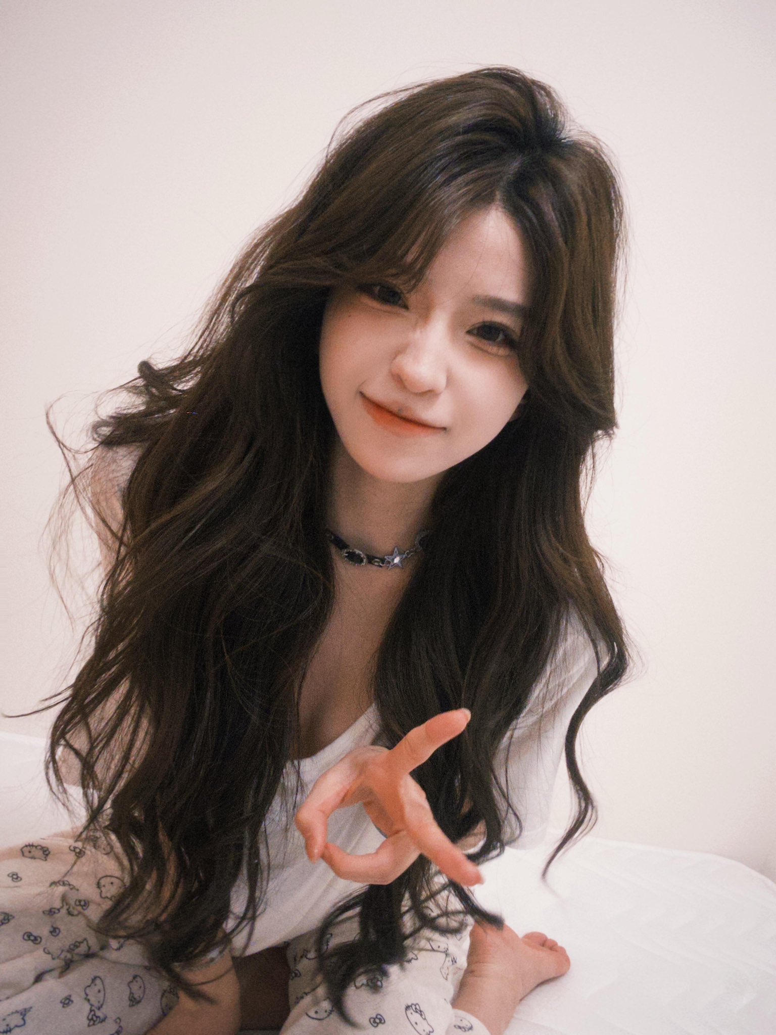 长头发和项链的女人。